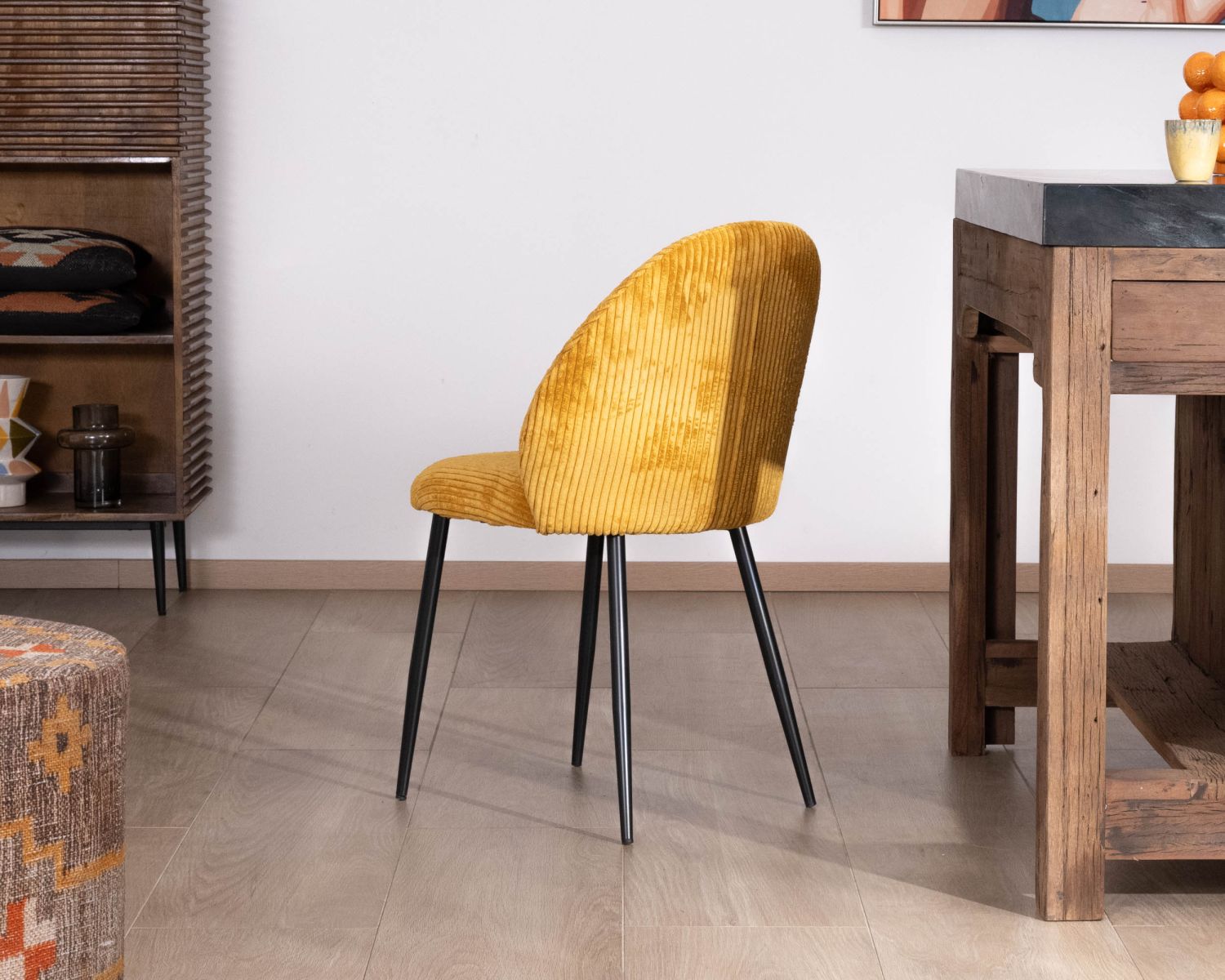 Juego de 4 sillas de comedor de terciopelo color mostaza y patas de metal negro «Bellot», de estilo vintage