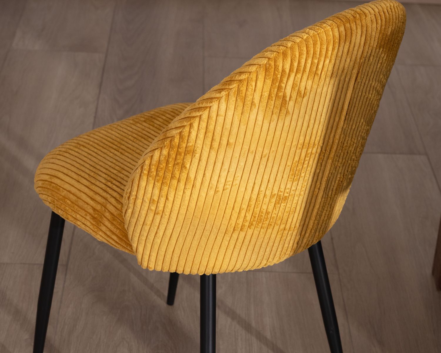 Juego de 4 sillas de comedor de terciopelo color mostaza y patas de metal negro «Bellot», de estilo vintage