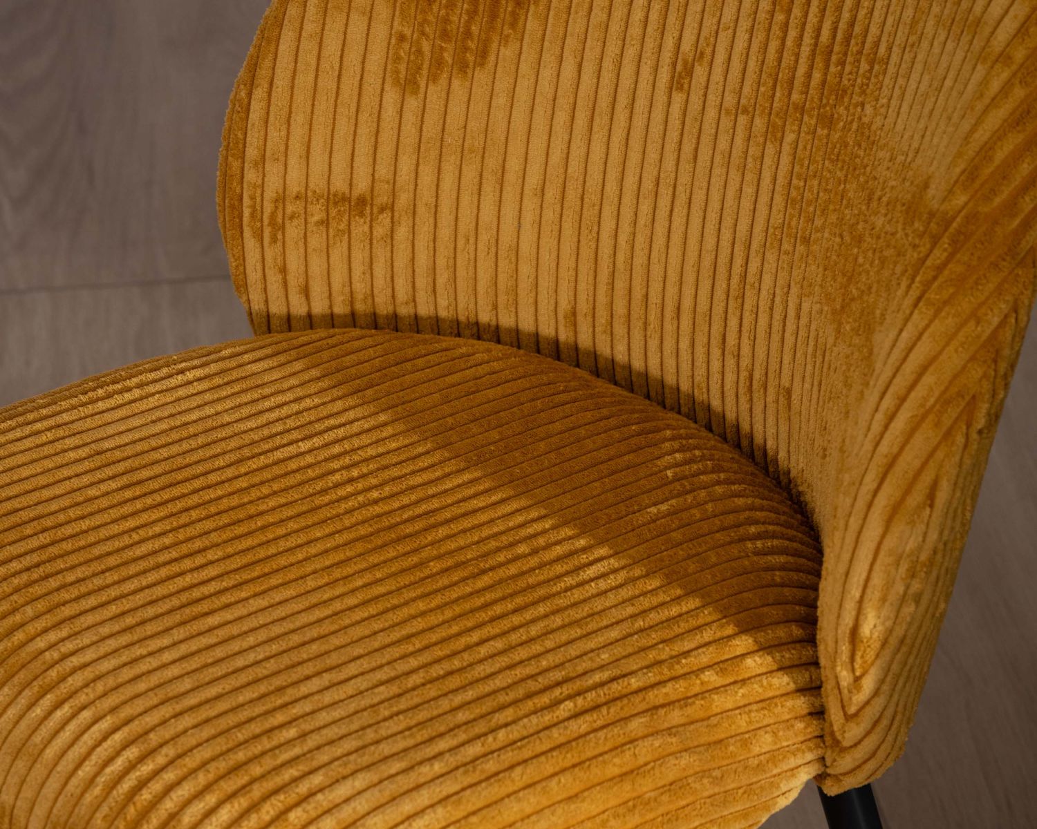 Juego de 4 sillas de comedor de terciopelo color mostaza y patas de metal negro «Bellot», de estilo vintage