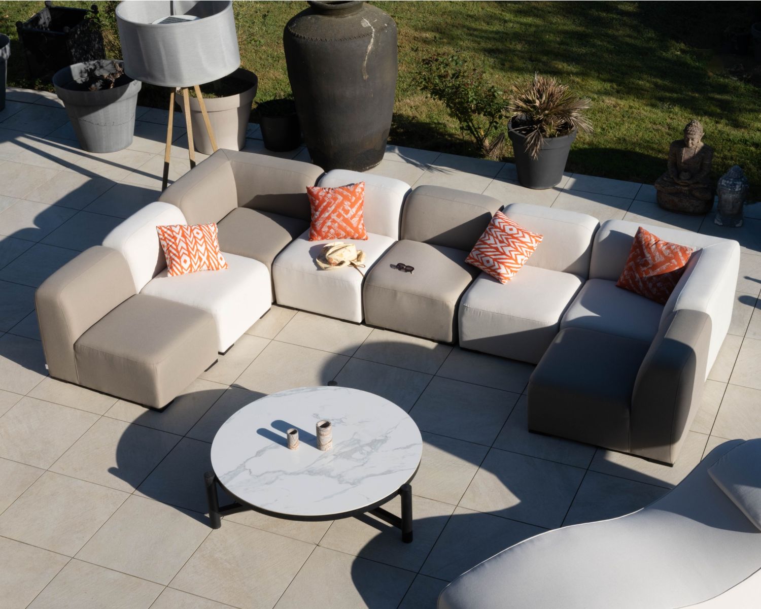 Asiento para sofá modular de exterior en tejido color topo «Miroly Bay», de diseño orgánico