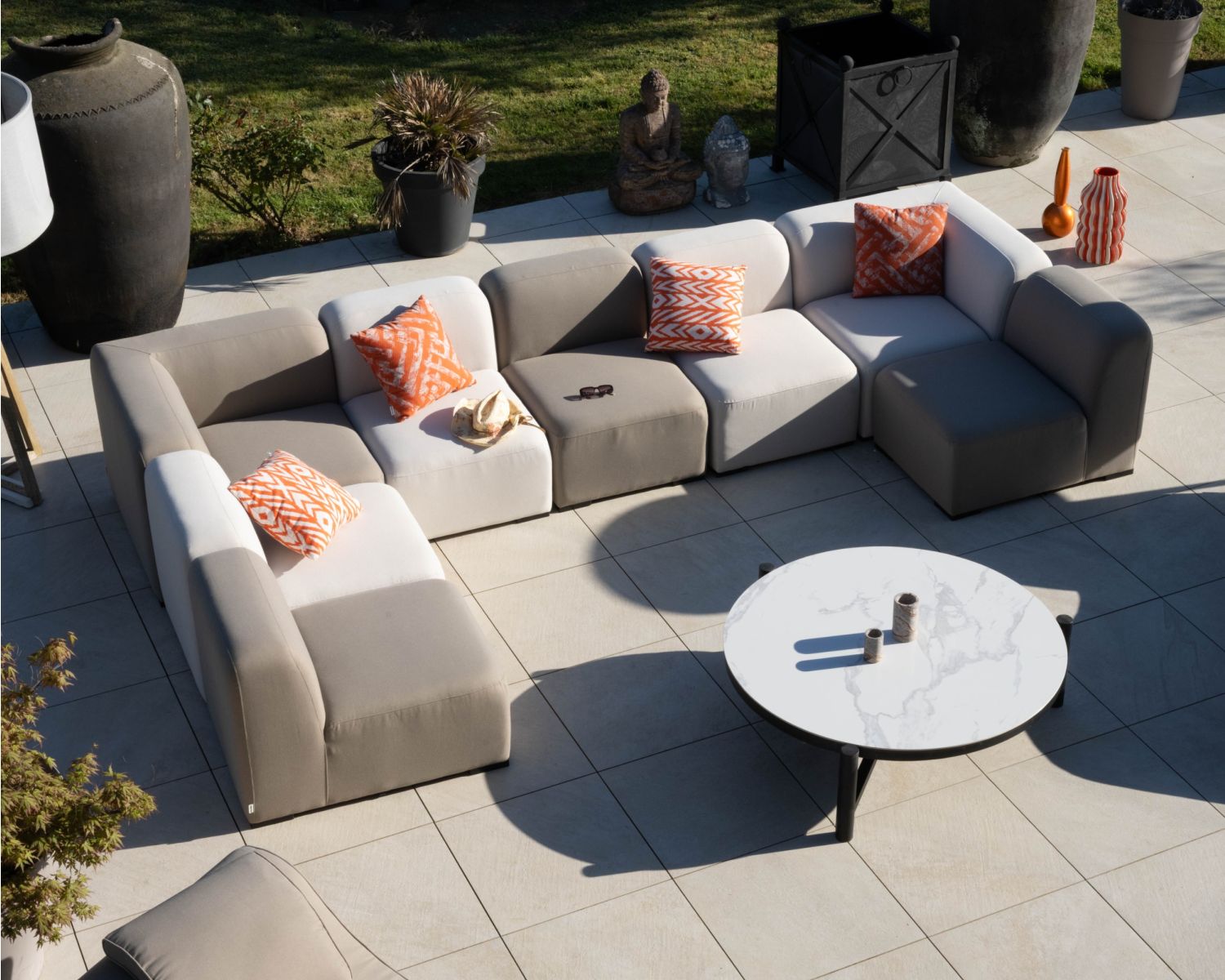 Módulo esquinero de tela beige para sofá modular de exterior con diseño orgánico «Miroly Bay»