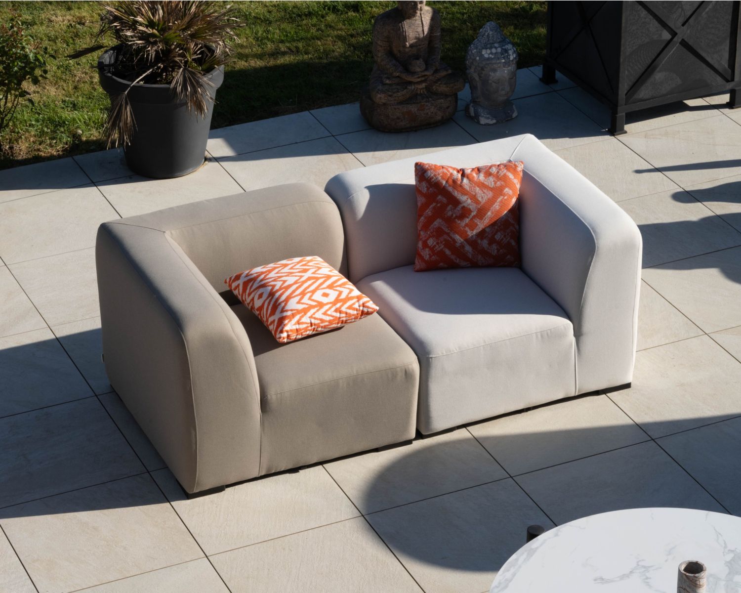 Módulo esquinero de tela beige para sofá modular de exterior con diseño orgánico «Miroly Bay»
