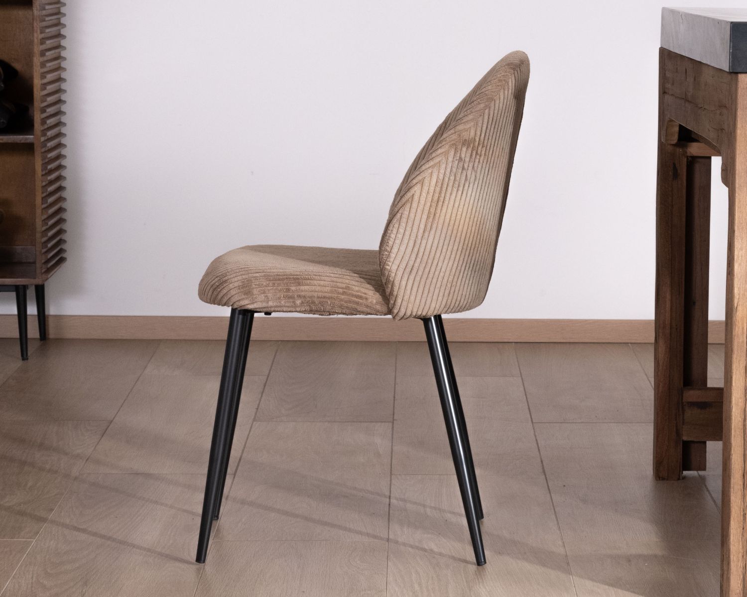 Lote de 4 sillas de comedor de pana color topo, estilo vintage «Bellot» 