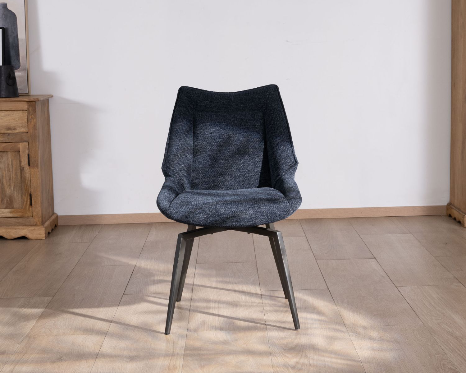 Lote de 2 sillas de comedor de estilo vintage, con tapizado de tela azul oscuro y patas de metal, diseño «Niko»