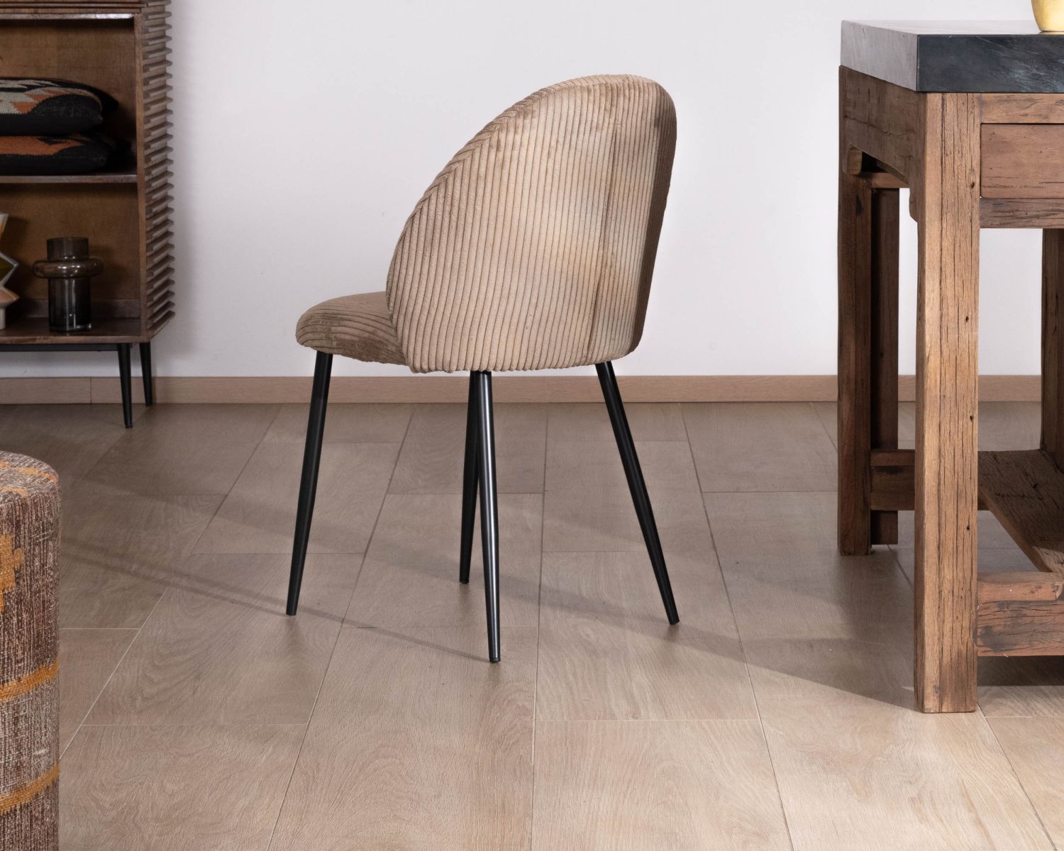 Lote de 4 sillas de comedor de pana color topo, estilo vintage «Bellot» 