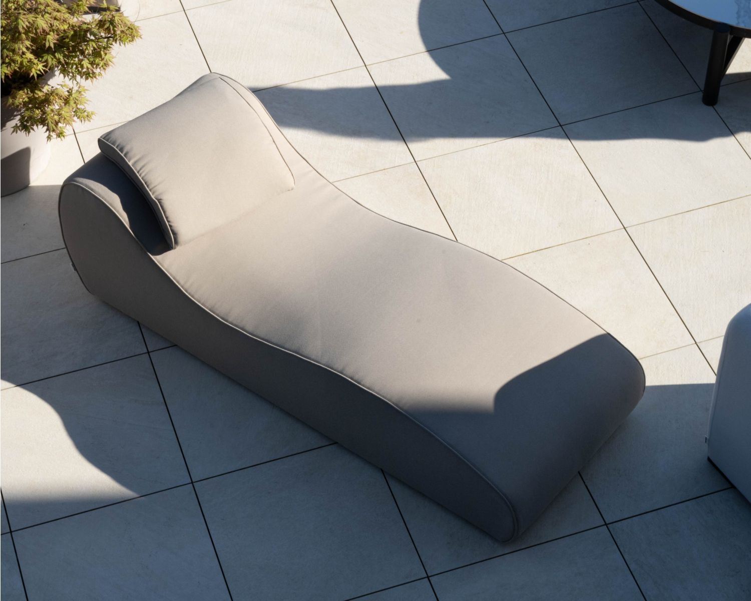 Tumbona de tela especial para exteriores con diseño orgánico «Miroly Bay» en color topo