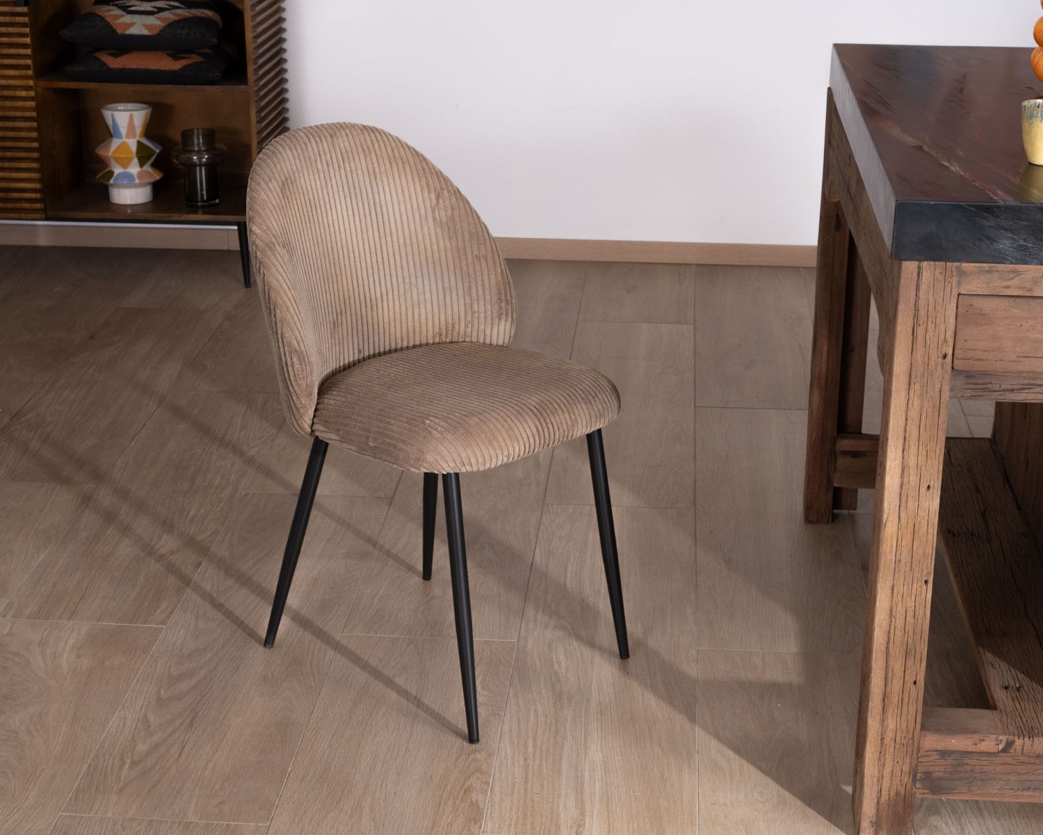 Lote de 4 sillas de comedor de pana color topo, estilo vintage «Bellot» 