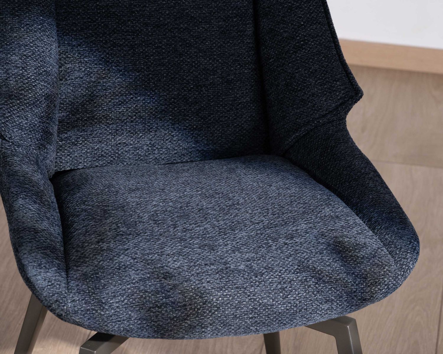 Lote de 2 sillas de comedor de estilo vintage, con tapizado de tela azul oscuro y patas de metal, diseño «Niko»