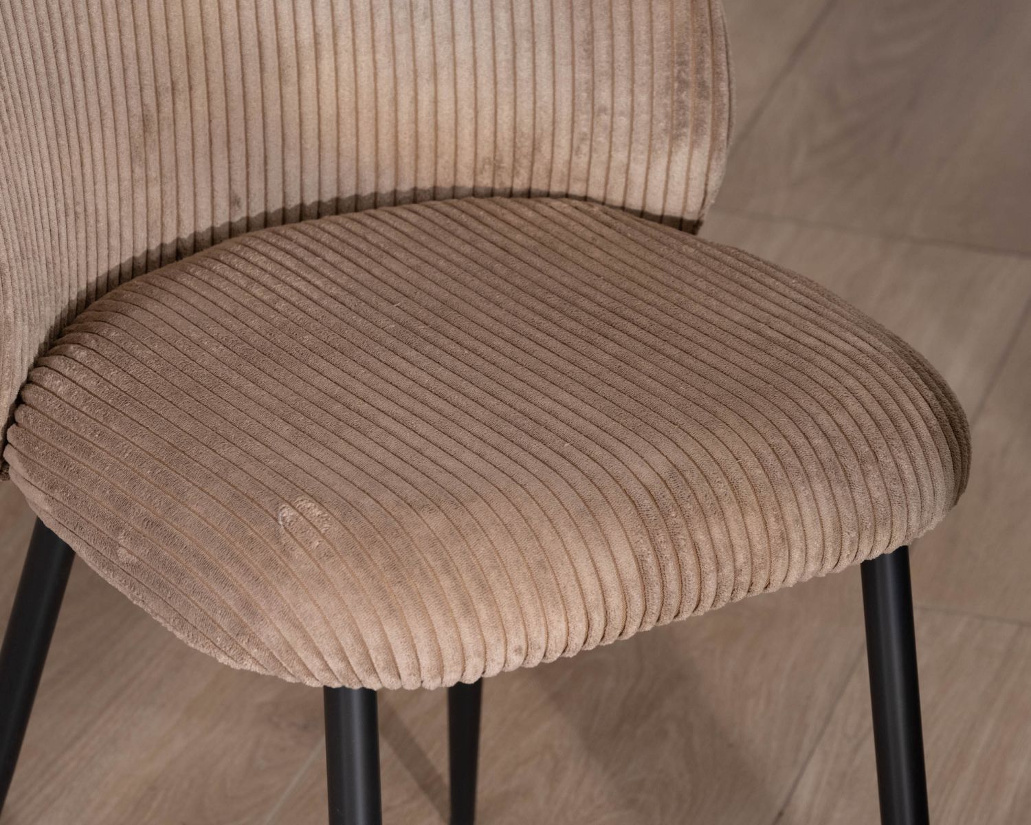 Lote de 4 sillas de comedor de pana color topo, estilo vintage «Bellot» 