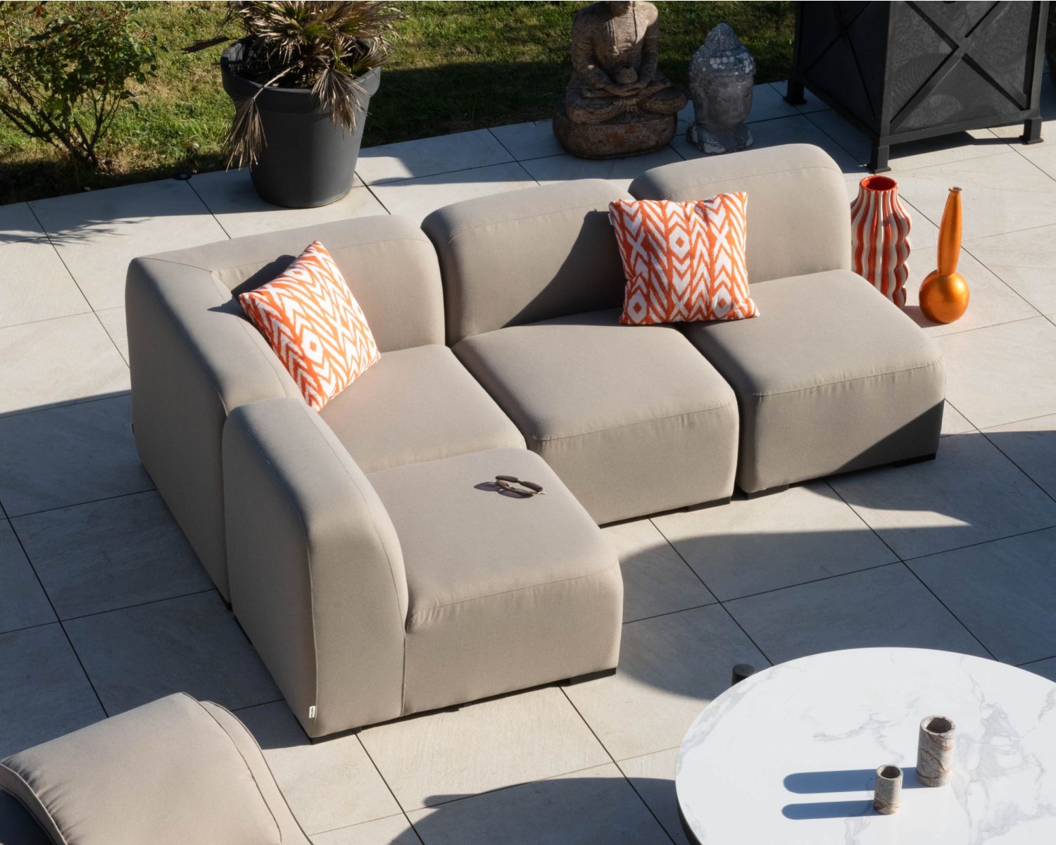 Asiento para sofá modular de exterior en tejido color topo «Miroly Bay», de diseño orgánico