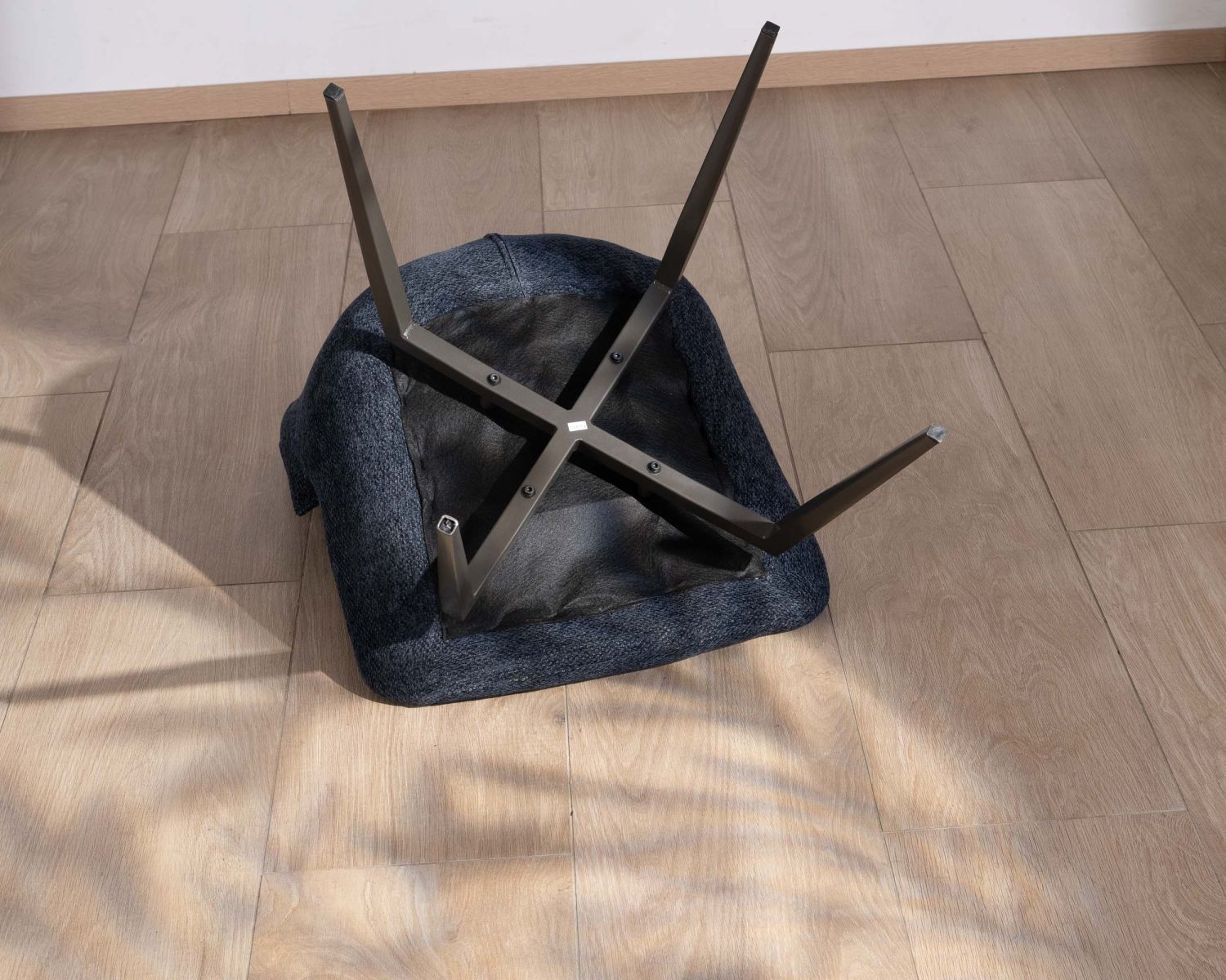 Lote de 2 sillas de comedor de estilo vintage, con tapizado de tela azul oscuro y patas de metal, diseño «Niko»