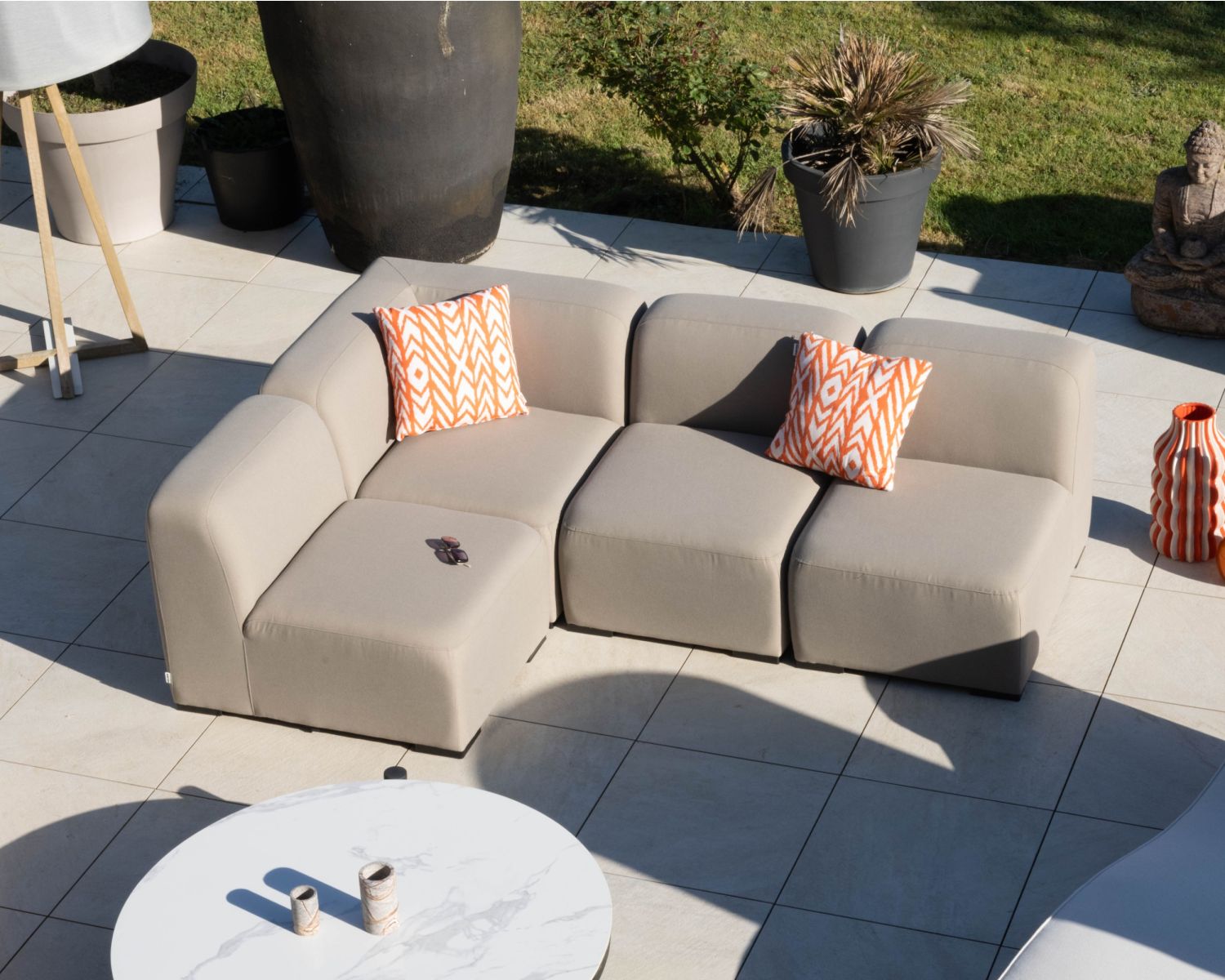 Módulo esquinero de tela beige para sofá modular de exterior con diseño orgánico «Miroly Bay»