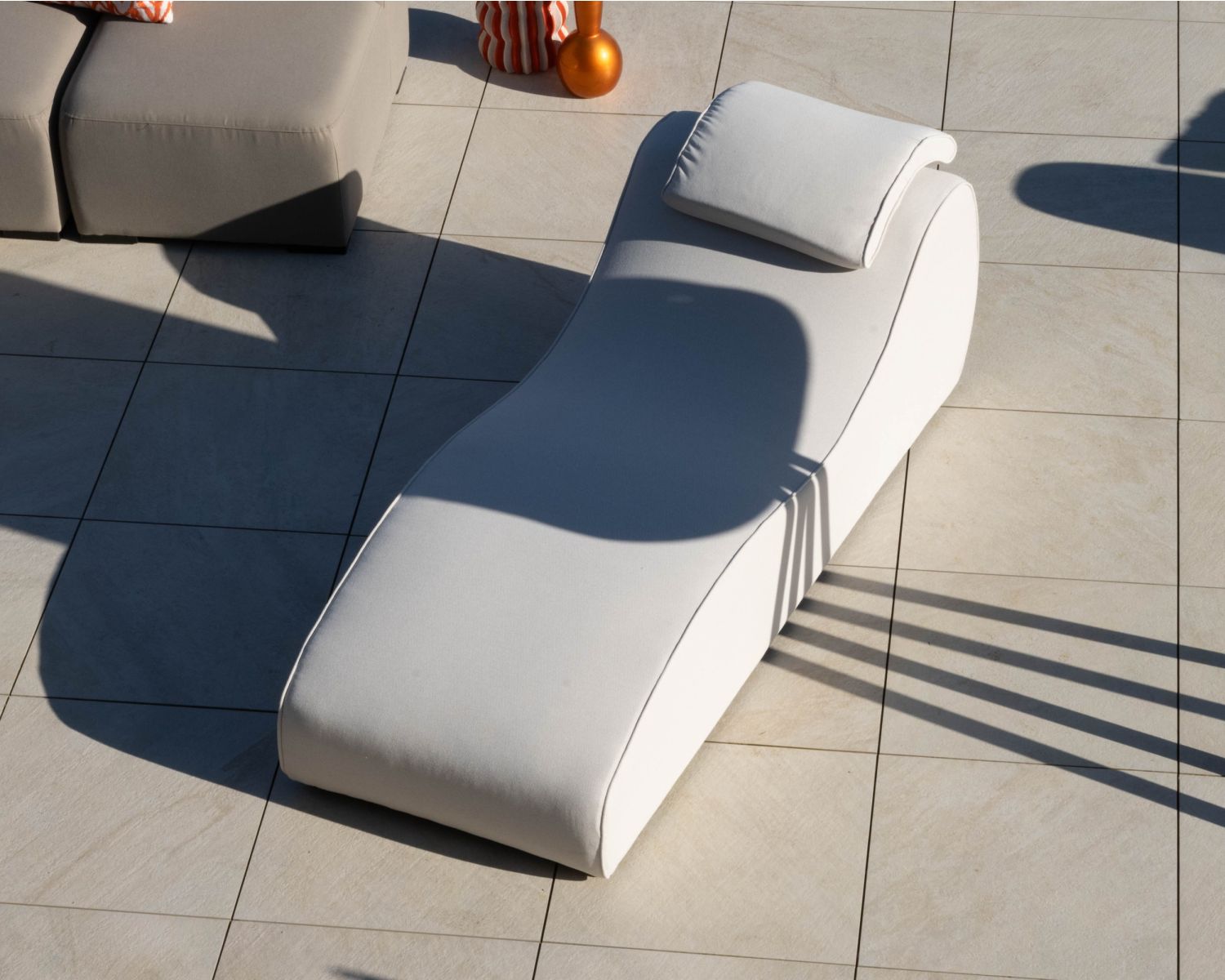 Tumbona de 1 plaza con diseño orgánico, fabricada en tejido blanco especial para exteriores «Miroly bay»