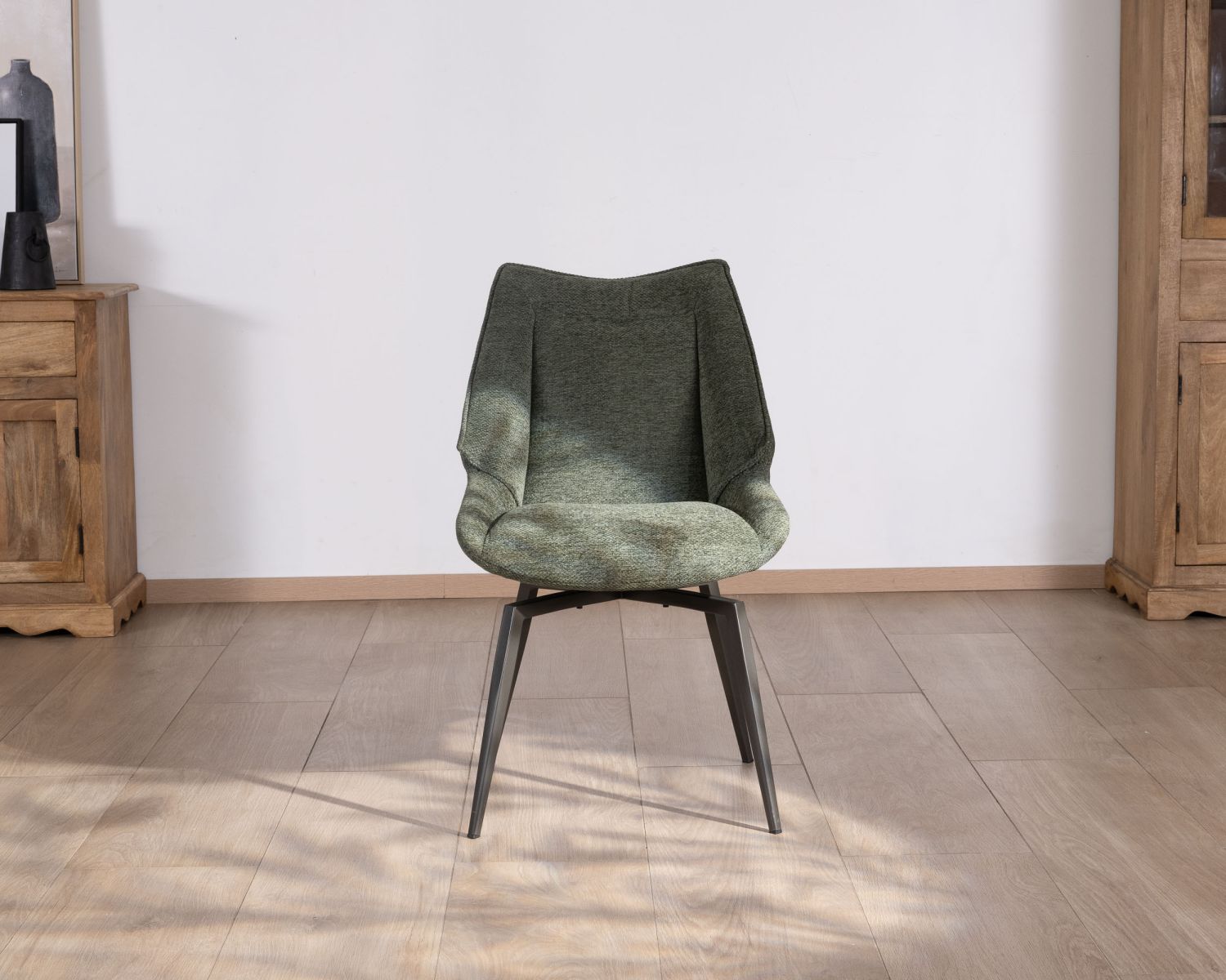 Lote de 2 sillas de comedor de diseño y forma envolvente «Niko», en tela verde caqui