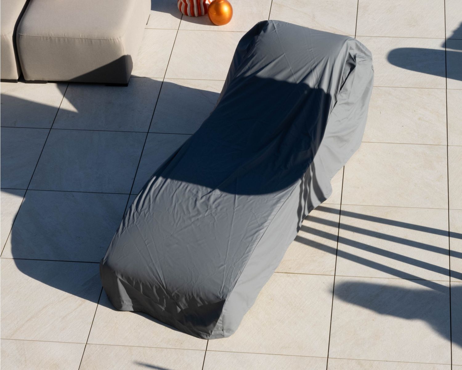 Tumbona de tela especial para exteriores con diseño orgánico «Miroly Bay» en color topo