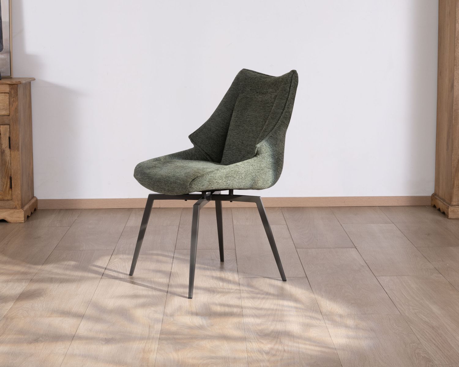 Lote de 2 sillas de comedor de diseño y forma envolvente «Niko», en tela verde caqui