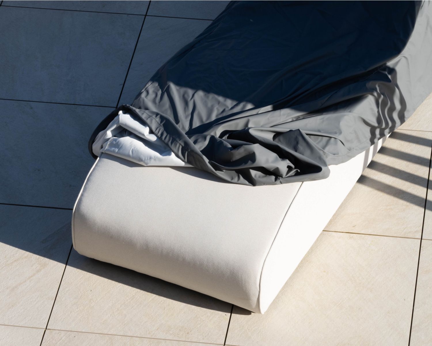 Tumbona de 1 plaza con diseño orgánico, fabricada en tejido blanco especial para exteriores «Miroly bay»