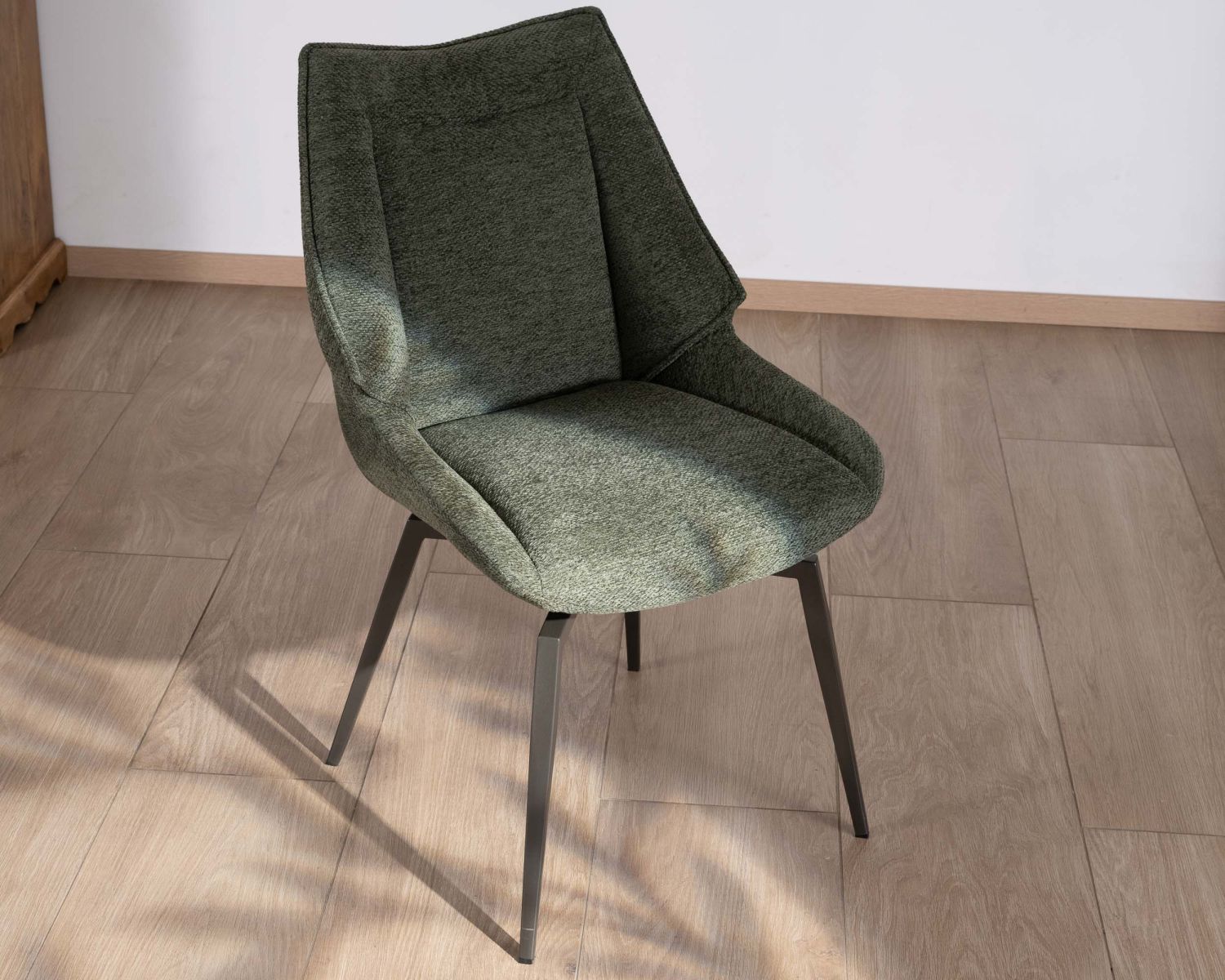Lote de 2 sillas de comedor de diseño y forma envolvente «Niko», en tela verde caqui