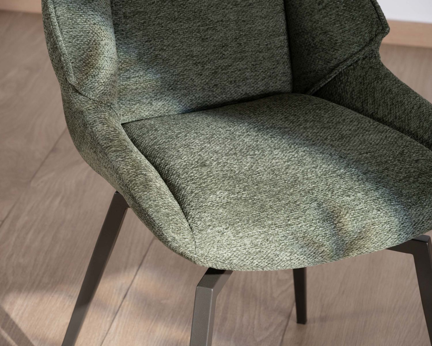 Lote de 2 sillas de comedor de diseño y forma envolvente «Niko», en tela verde caqui