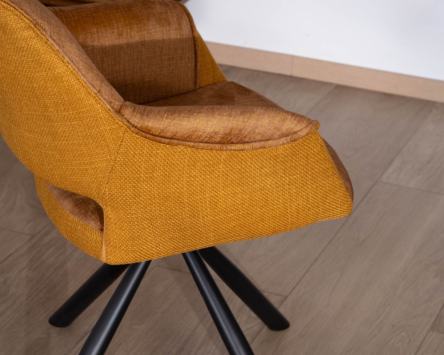 Lote de 2 sillones giratorios y envolventes para comedor, en tejido de doble textura color amarillo mostaza «Chilko»