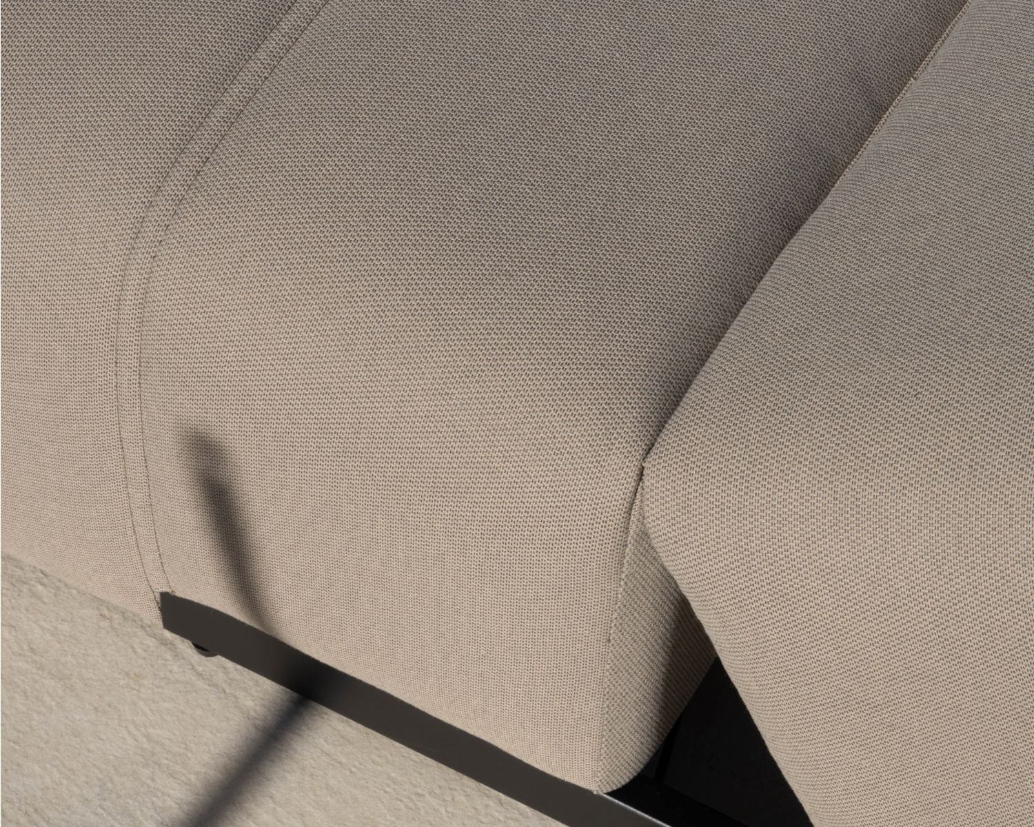 Tumbona de diseño minimalista fabricada en tejido especial para exteriores «Sunset Bay» en color topo con pespuntes