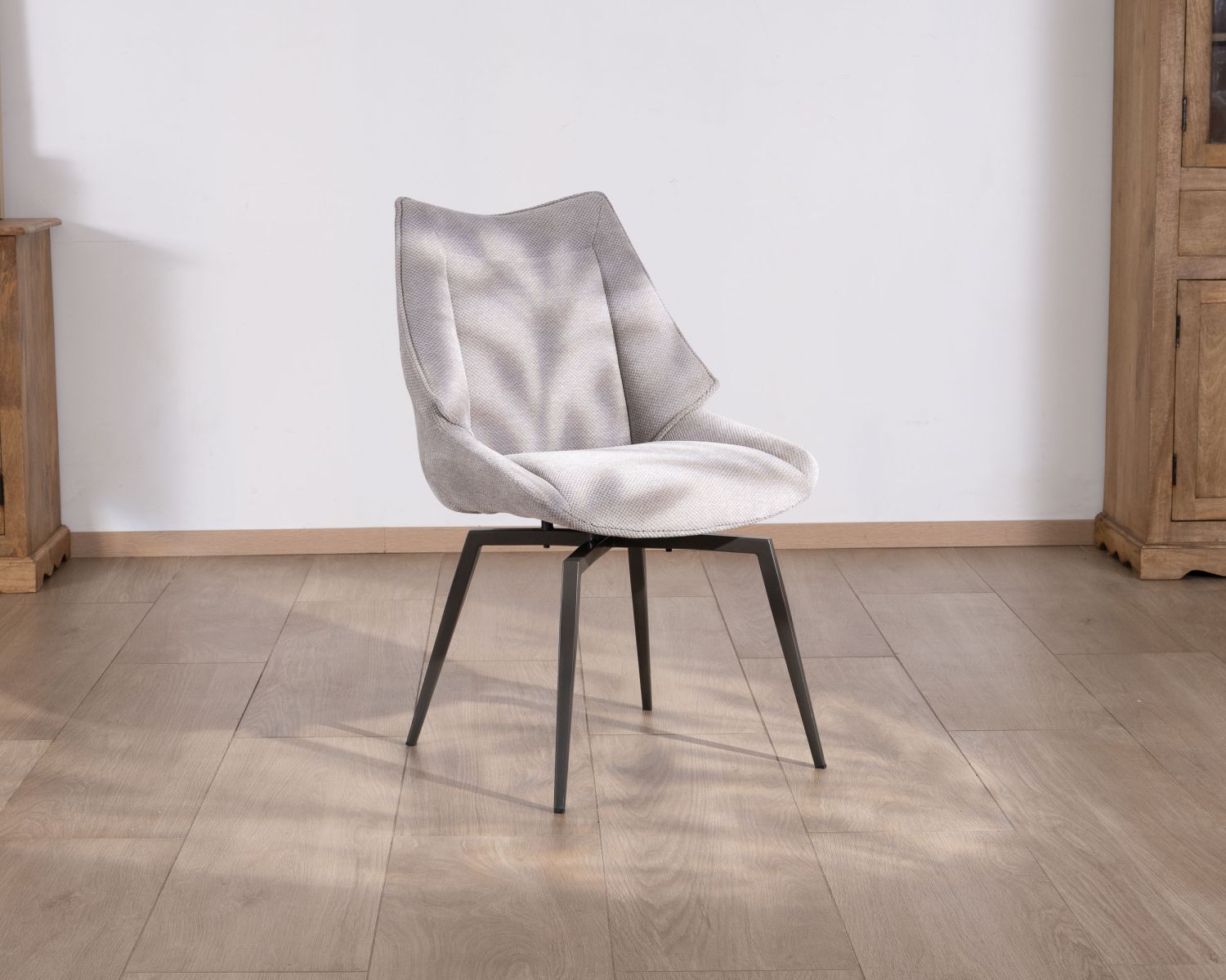 Lote de 2 sillas de comedor de diseño, con forma envolvente, en tela gris claro «Niko»