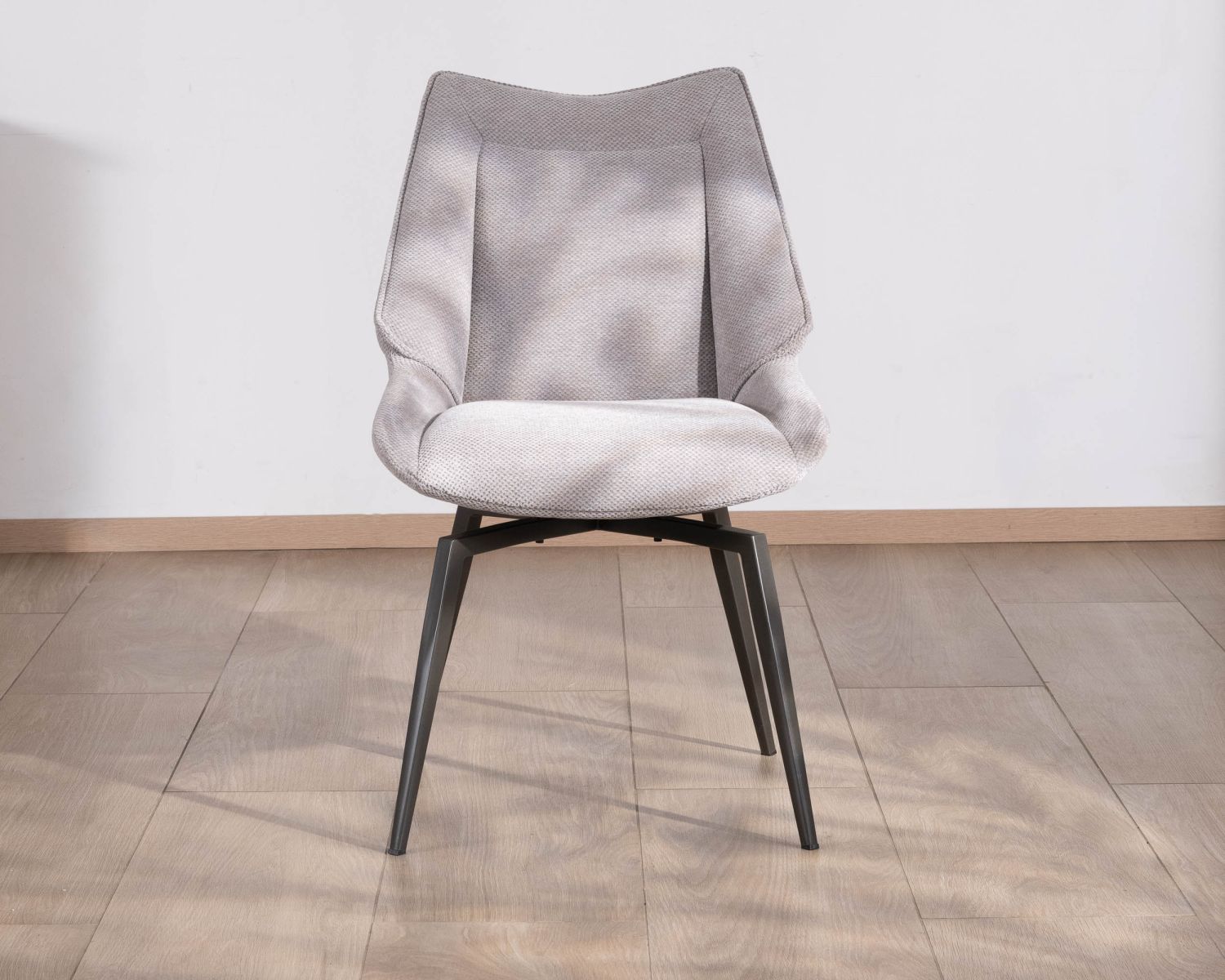 Lote de 2 sillas de comedor de diseño, con forma envolvente, en tela gris claro «Niko»