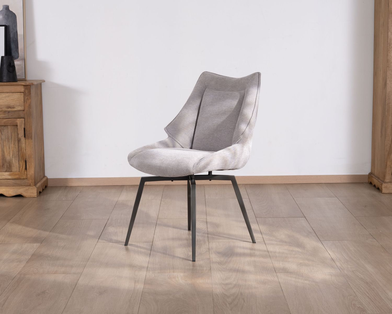Lote de 2 sillas de comedor de diseño, con forma envolvente, en tela gris claro «Niko»