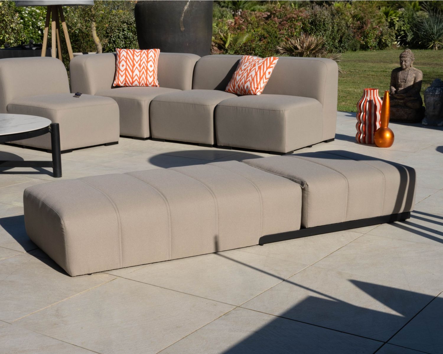 Tumbona de diseño minimalista fabricada en tejido especial para exteriores «Sunset Bay» en color topo con pespuntes
