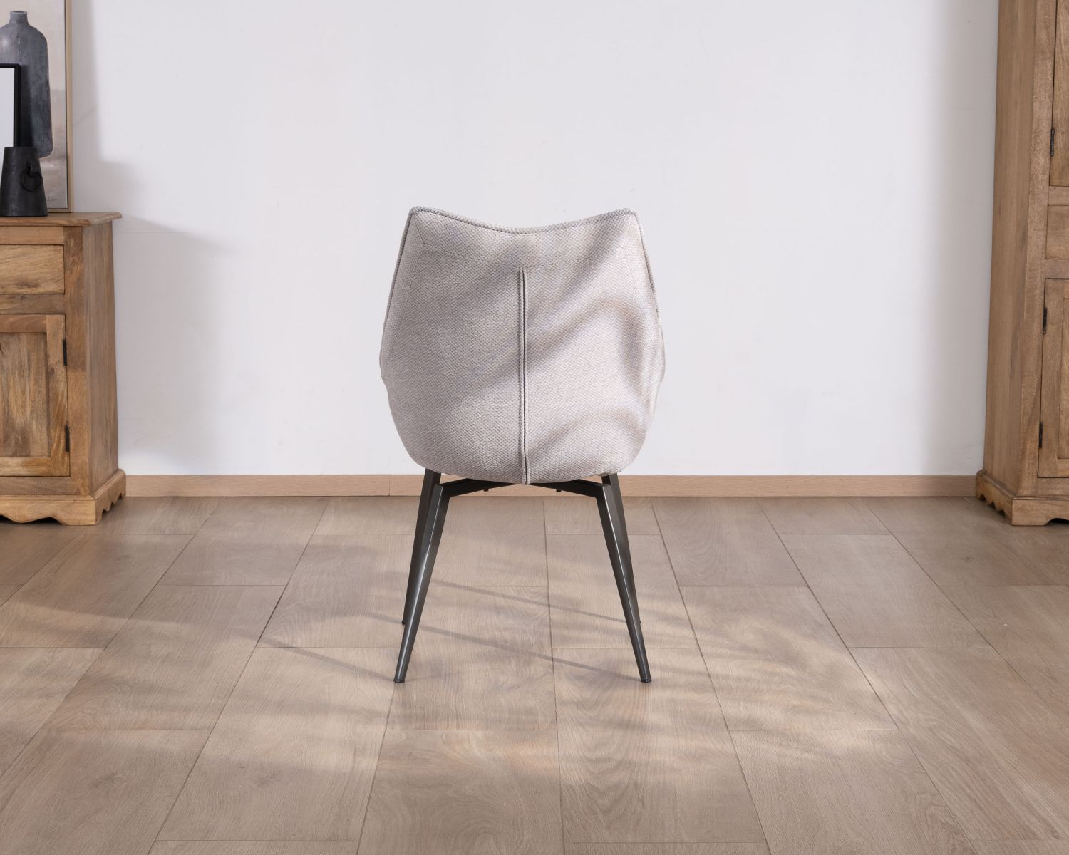 Lote de 2 sillas de comedor de diseño, con forma envolvente, en tela gris claro «Niko»