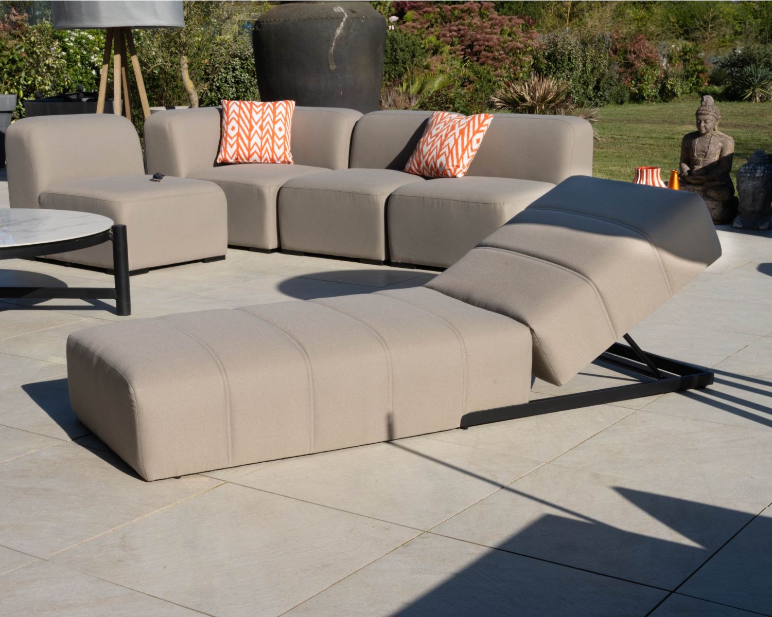 Tumbona de diseño minimalista fabricada en tejido especial para exteriores «Sunset Bay» en color topo con pespuntes