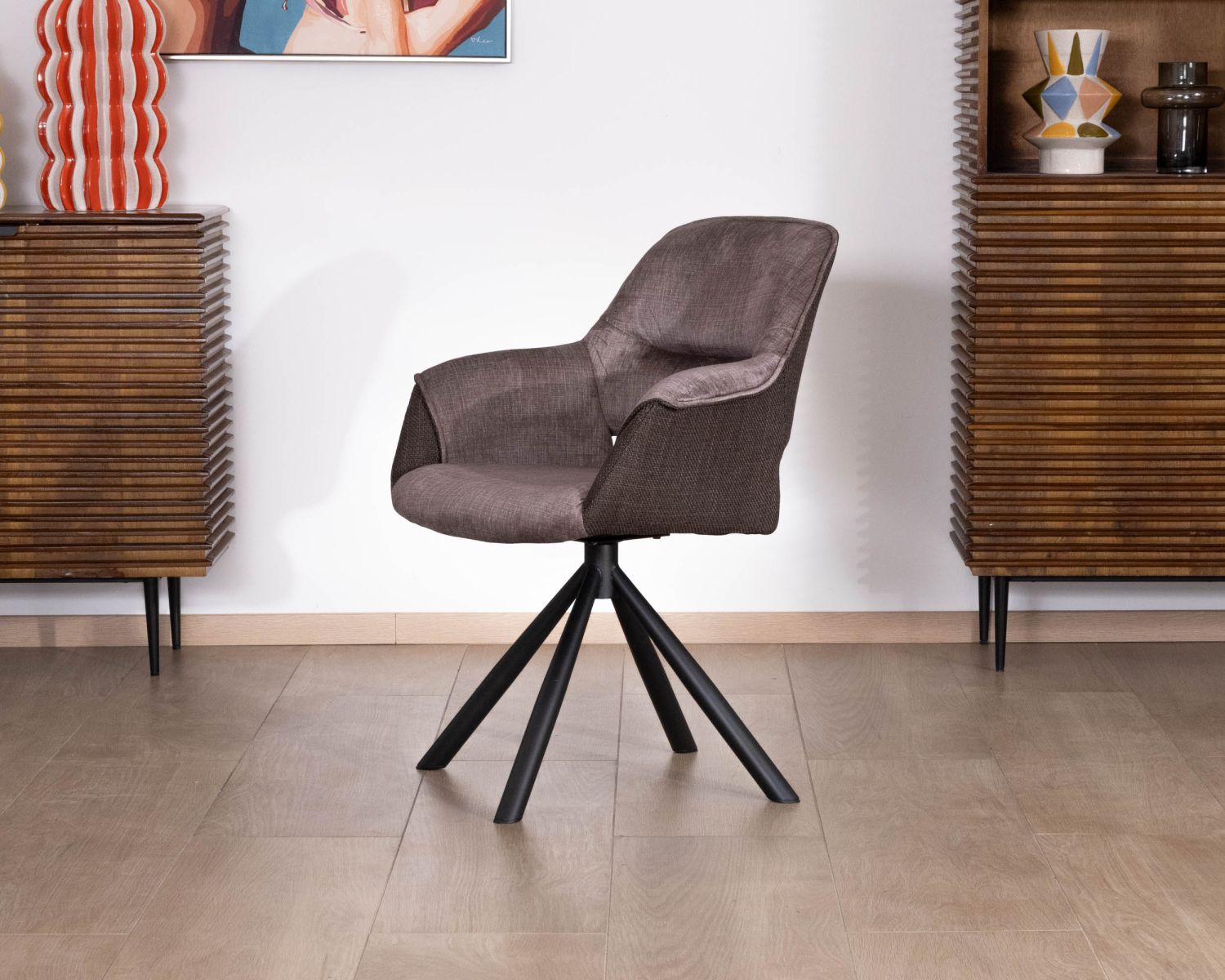 Lote de 2 sillones de comedor envolventes en tejido bitexturizado color chocolate y con base giratoria de metal «Chilko»