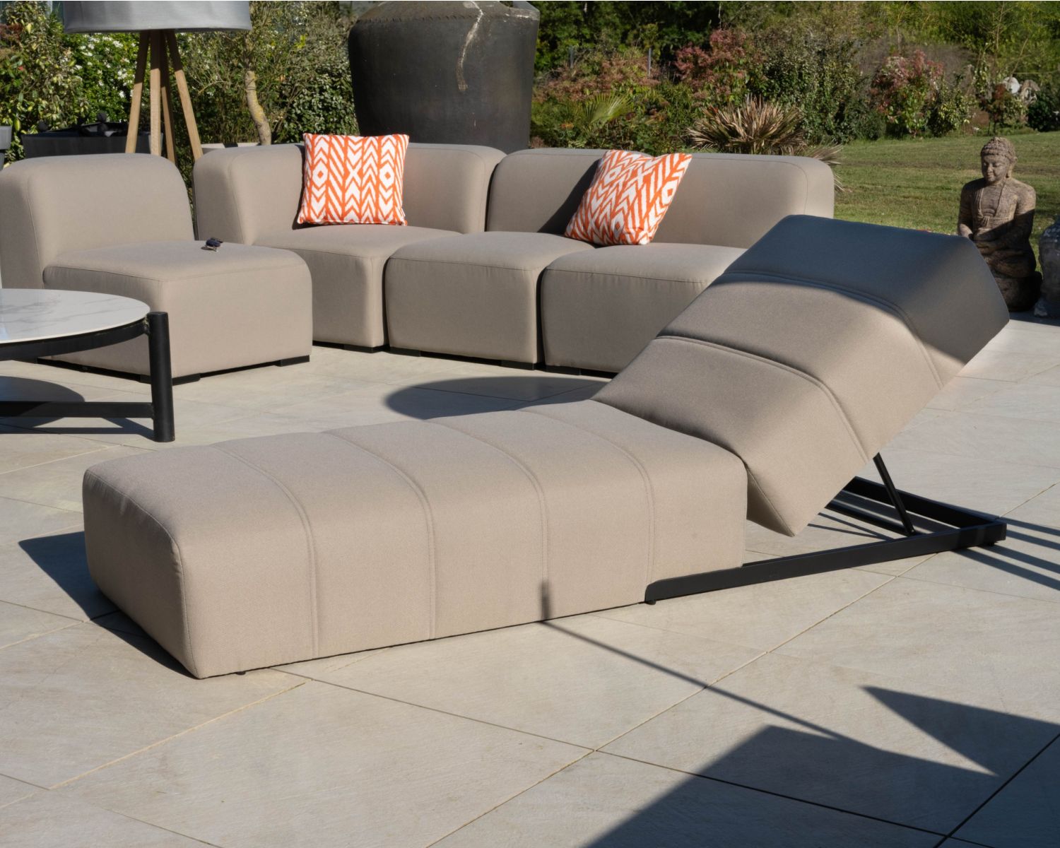 Tumbona de diseño minimalista fabricada en tejido especial para exteriores «Sunset Bay» en color topo con pespuntes
