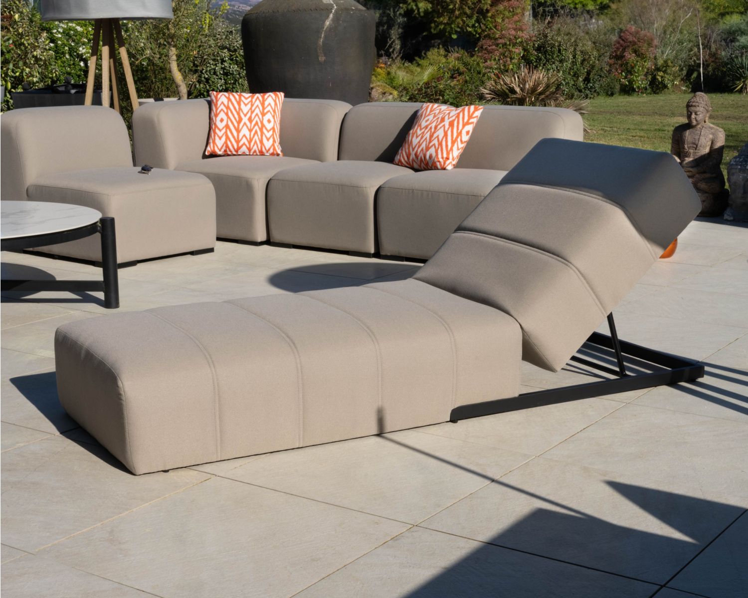 Tumbona de diseño minimalista fabricada en tejido especial para exteriores «Sunset Bay» en color topo con pespuntes