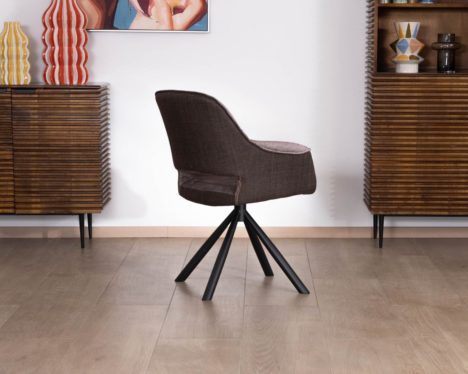 Lote de 2 sillones de comedor envolventes en tejido bitexturizado color chocolate y con base giratoria de metal «Chilko»
