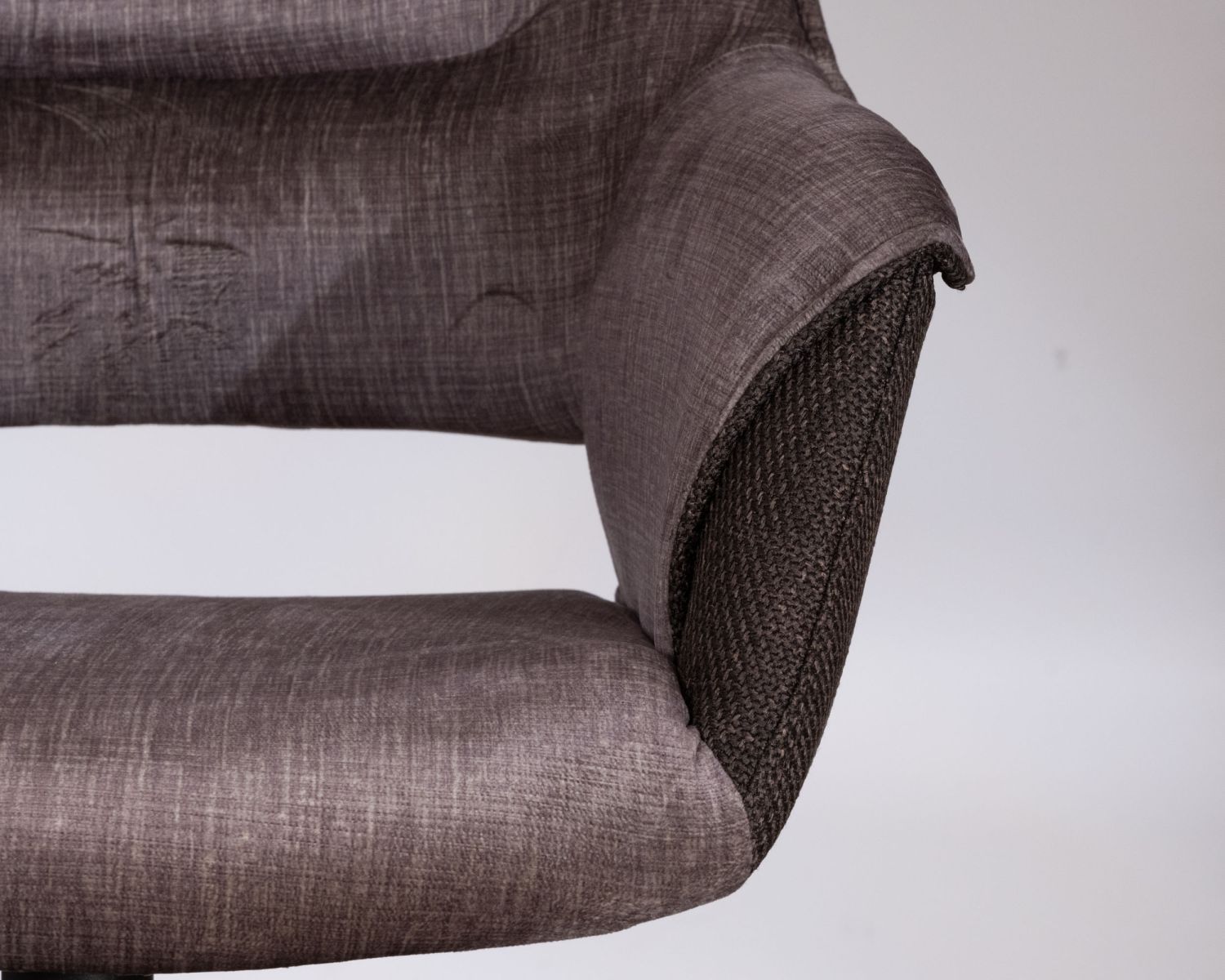 Lote de 2 sillones de comedor envolventes en tejido bitexturizado color chocolate y con base giratoria de metal «Chilko»