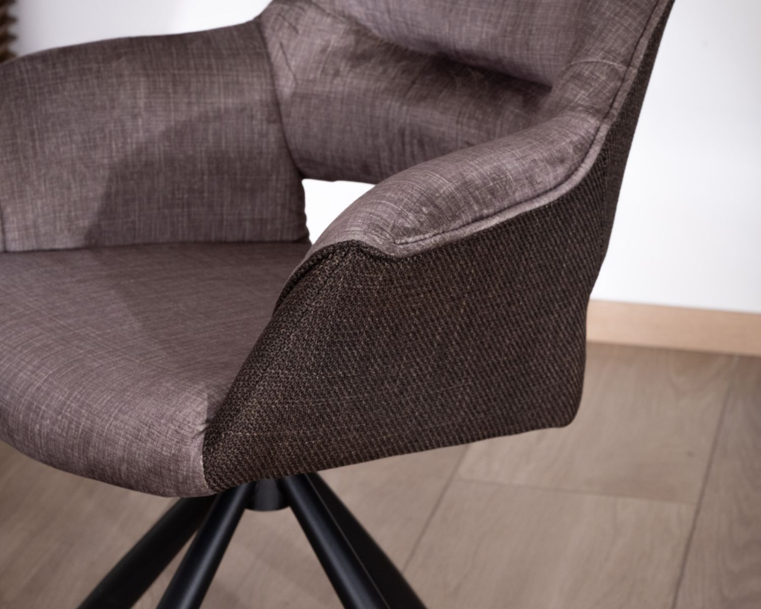 Lote de 2 sillones de comedor envolventes en tejido bitexturizado color chocolate y con base giratoria de metal «Chilko»