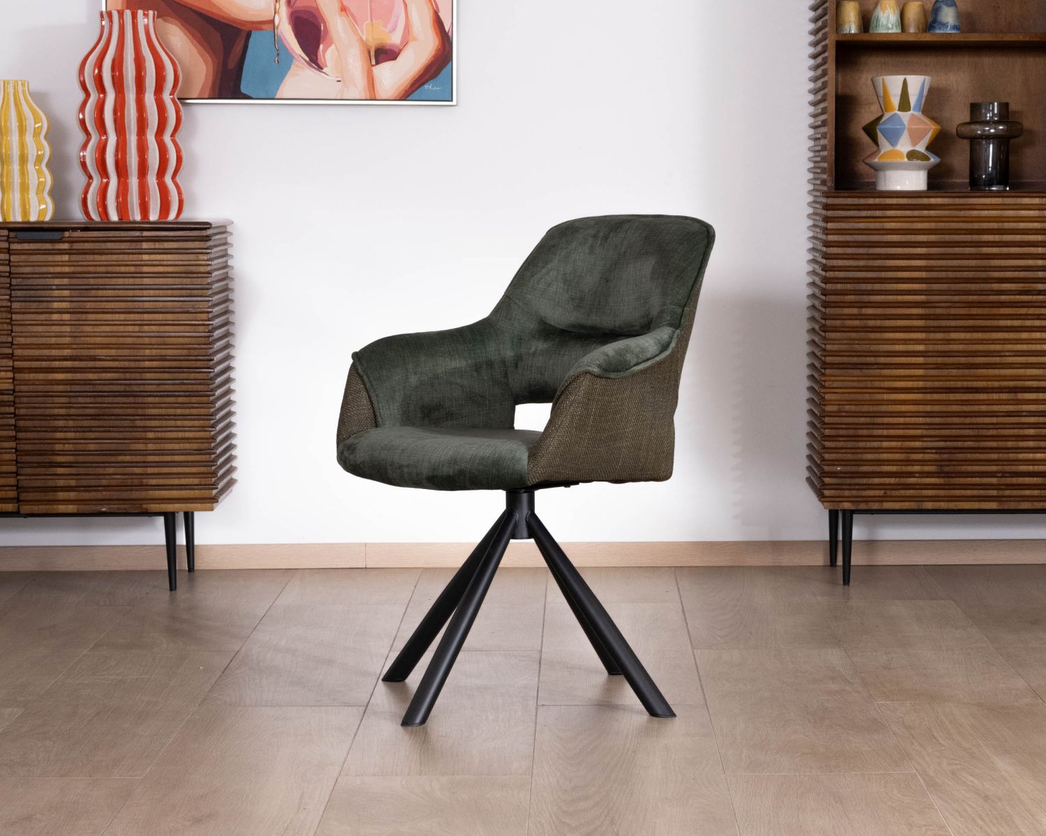 Lote de 2 sillones de comedor envolventes de tejido de doble textura en color verde «Chilko» con base giratoria de metal negro 