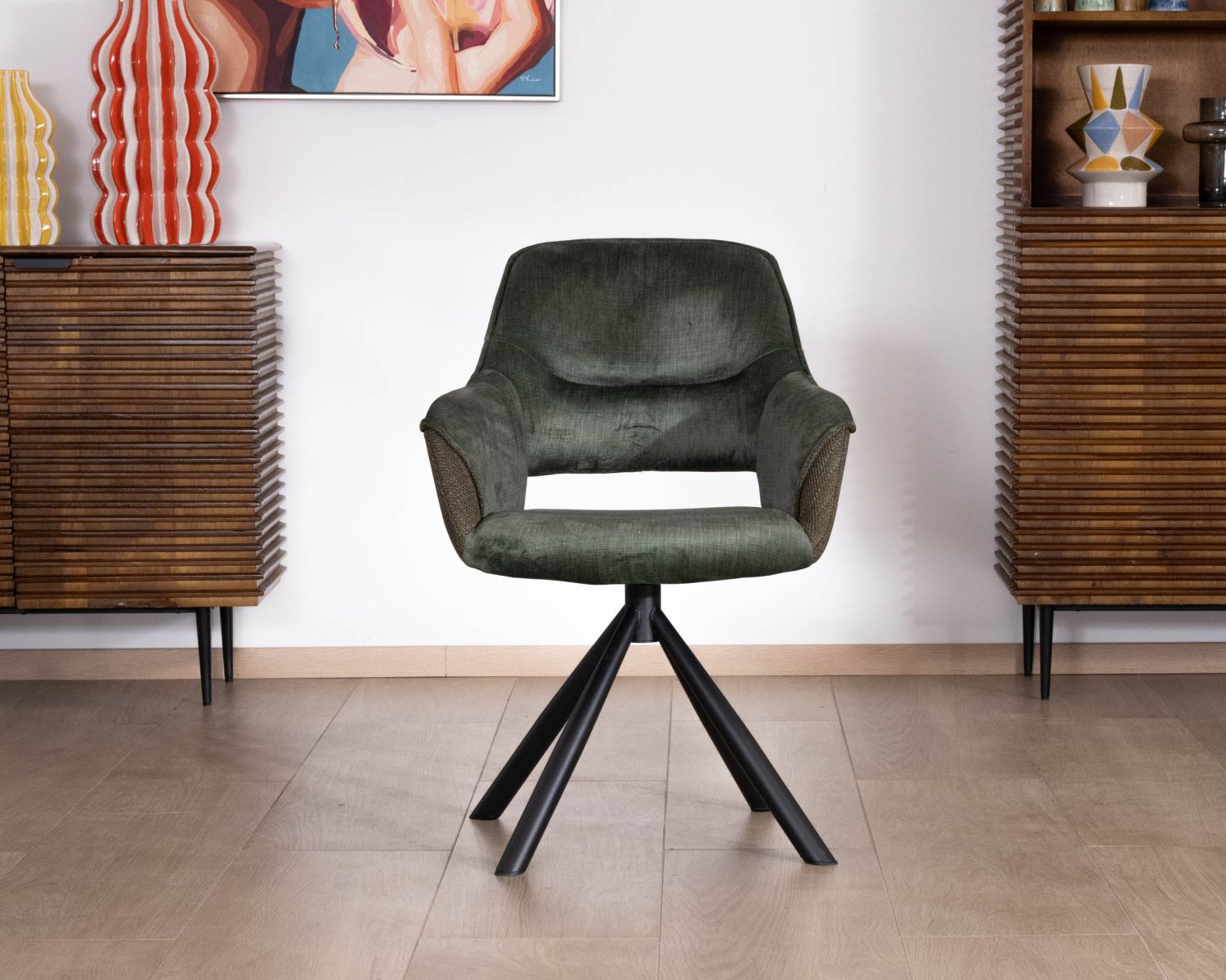 Lote de 2 sillones de comedor envolventes de tejido de doble textura en color verde «Chilko» con base giratoria de metal negro 