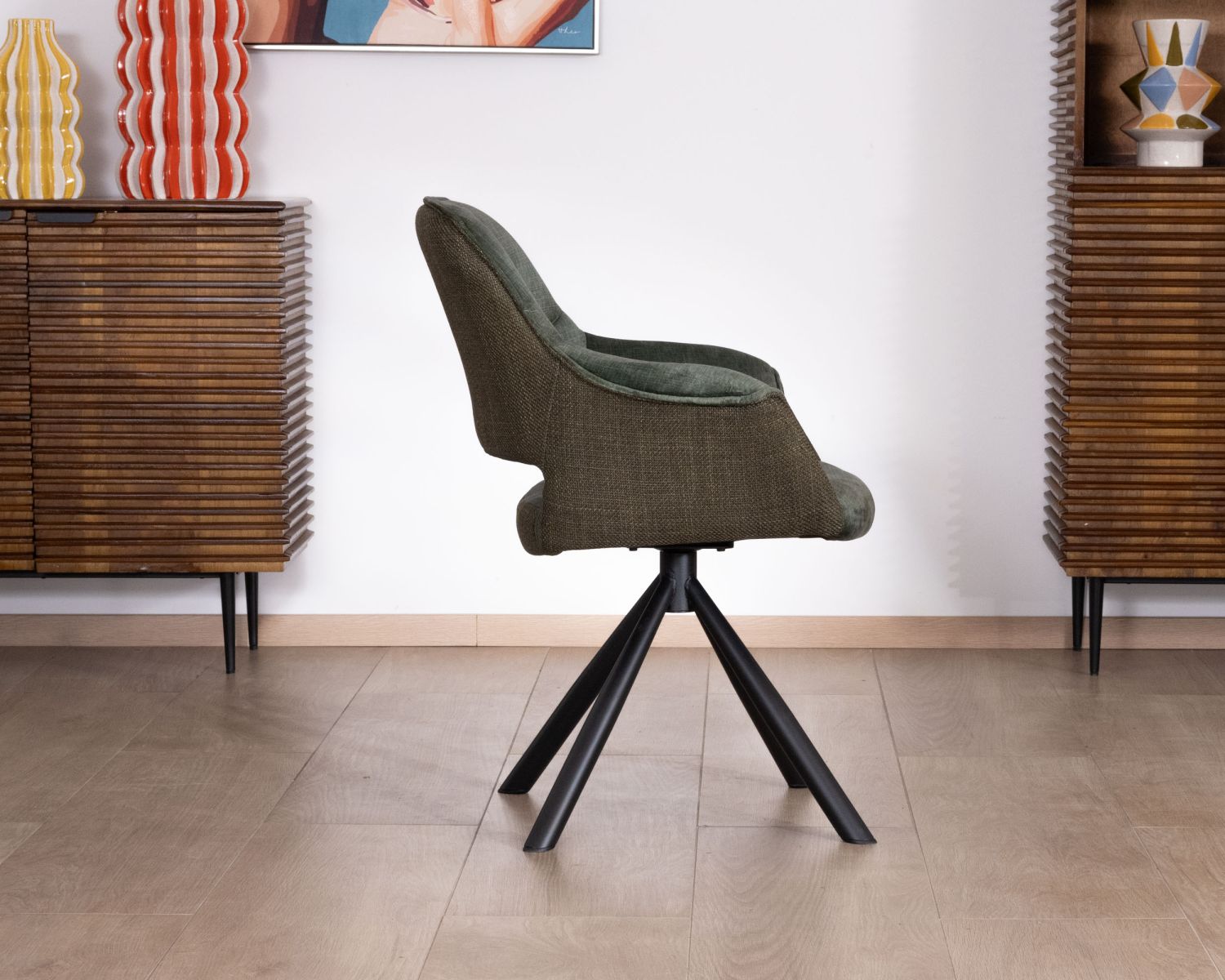 Lote de 2 sillones de comedor envolventes de tejido de doble textura en color verde «Chilko» con base giratoria de metal negro 
