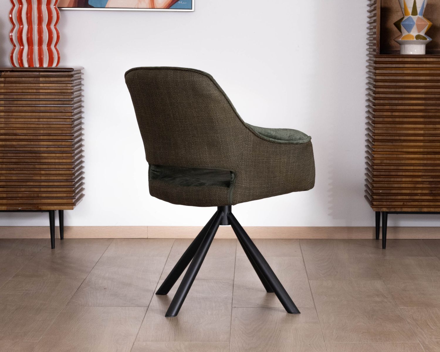 Lote de 2 sillones de comedor envolventes de tejido de doble textura en color verde «Chilko» con base giratoria de metal negro 