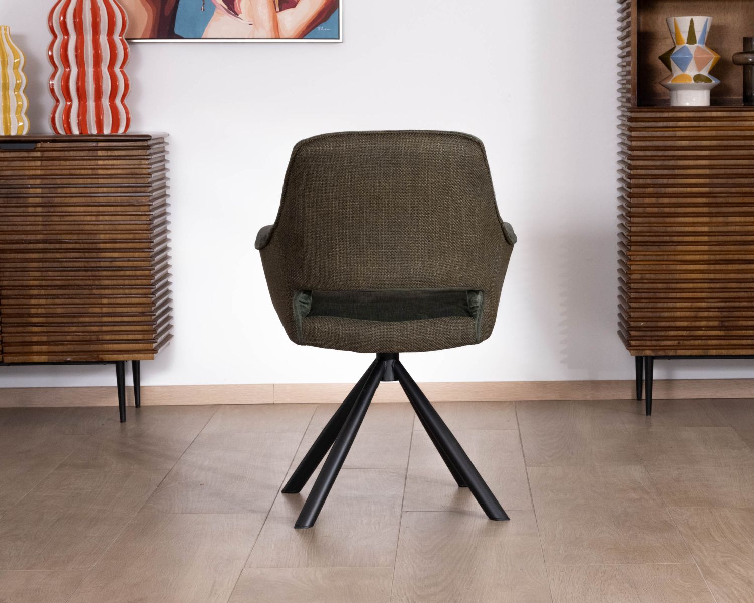 Lote de 2 sillones de comedor envolventes de tejido de doble textura en color verde «Chilko» con base giratoria de metal negro 