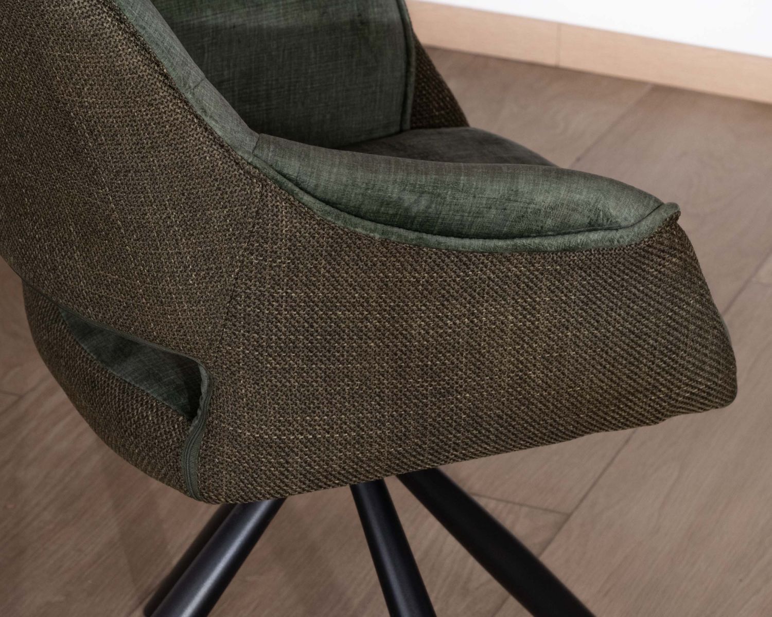 Lote de 2 sillones de comedor envolventes de tejido de doble textura en color verde «Chilko» con base giratoria de metal negro 