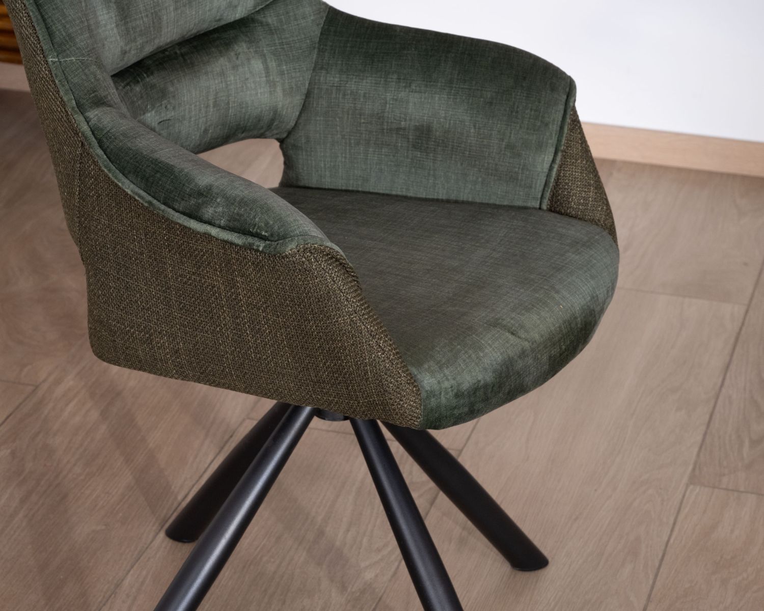 Lote de 2 sillones de comedor envolventes de tejido de doble textura en color verde «Chilko» con base giratoria de metal negro 