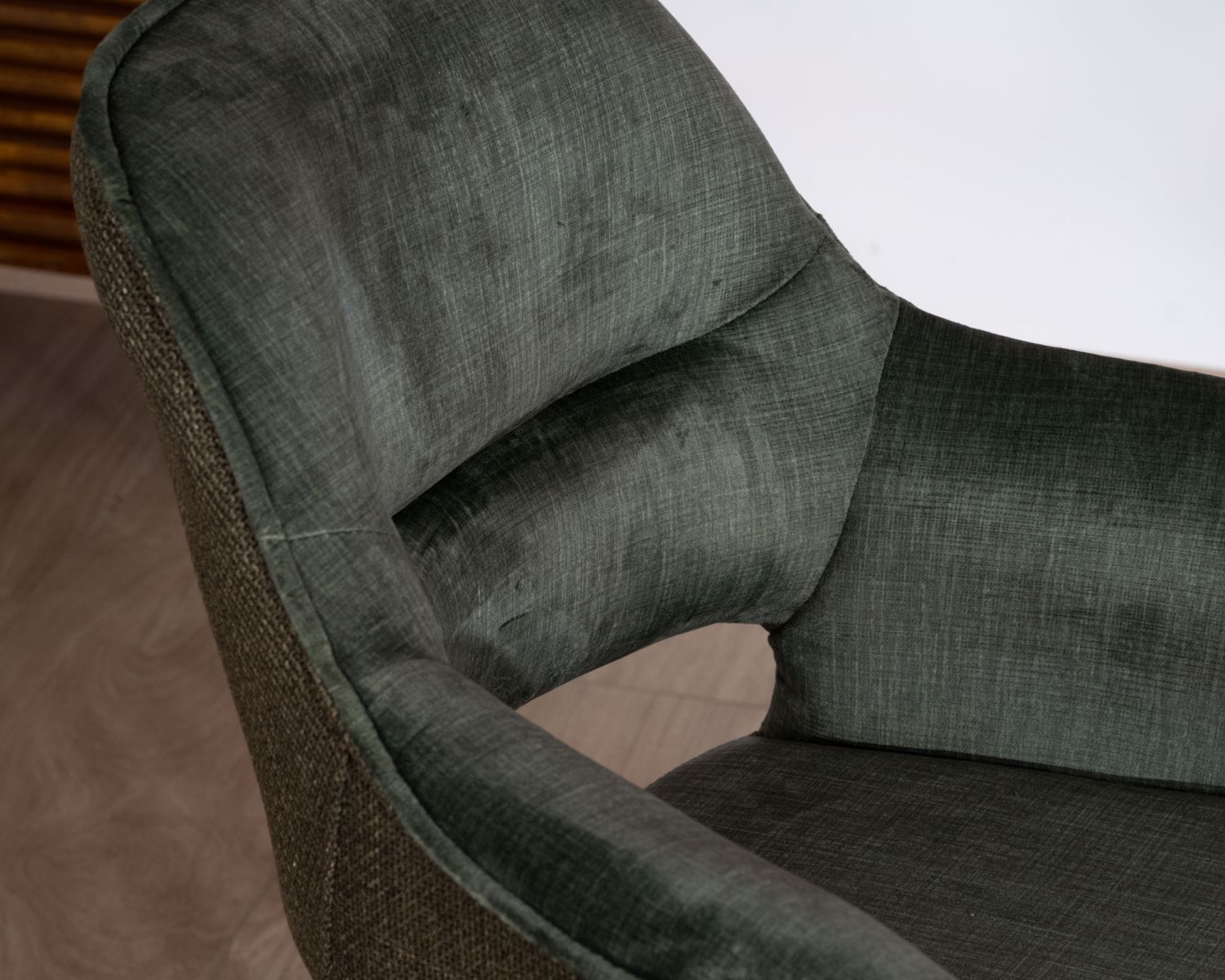 Lote de 2 sillones de comedor envolventes de tejido de doble textura en color verde «Chilko» con base giratoria de metal negro 