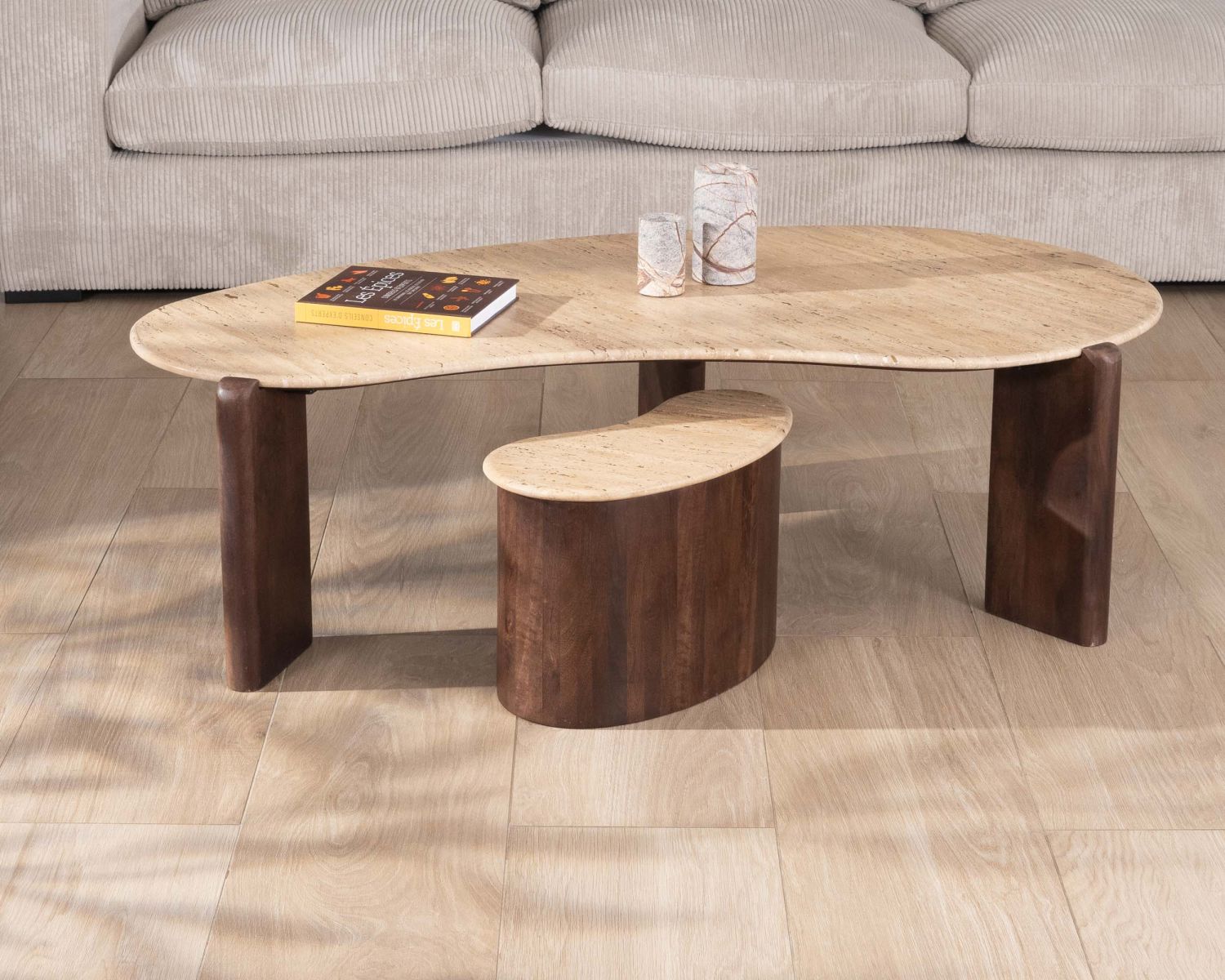 Mesita auxiliar de diseño en travertino y madera de mango «Archipel», con forma natural