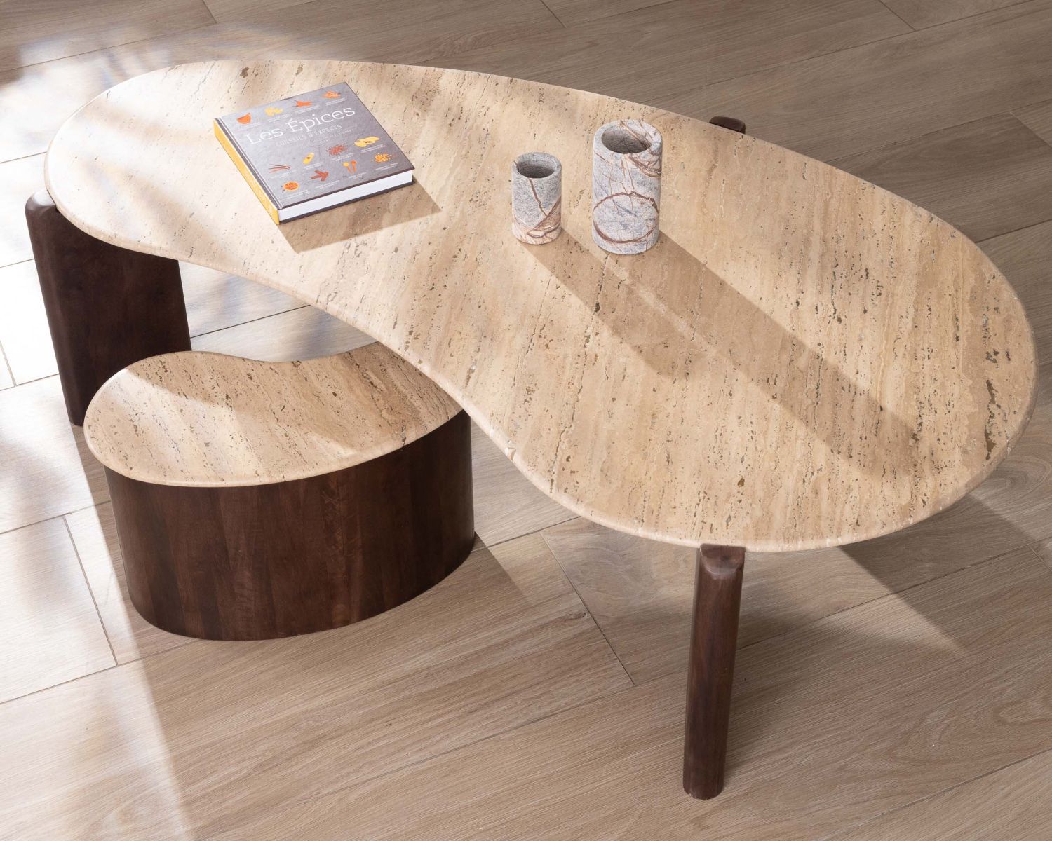Mesita auxiliar de diseño en travertino y madera de mango «Archipel», con forma natural