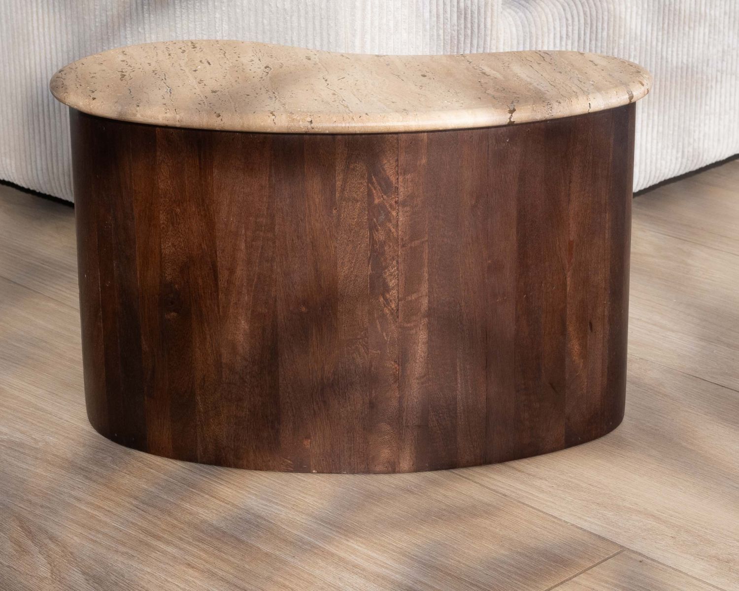 Mesita auxiliar de diseño en travertino y madera de mango «Archipel», con forma natural