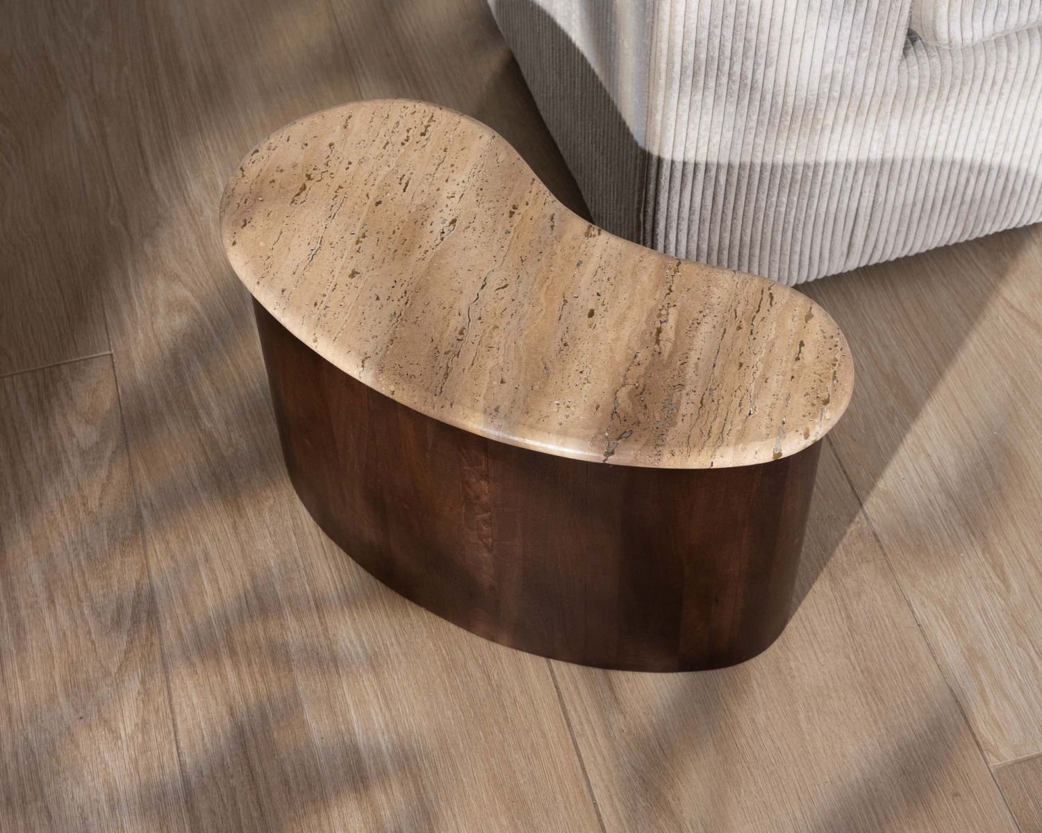Mesita auxiliar de diseño en travertino y madera de mango «Archipel», con forma natural