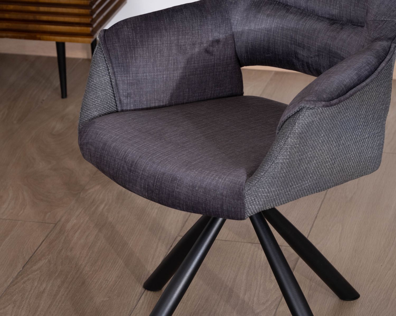Lote de 2 sillones giratorios de comedor de estilo contemporáneo con base metálica negra «Chilko», en tejido gris de doble textura